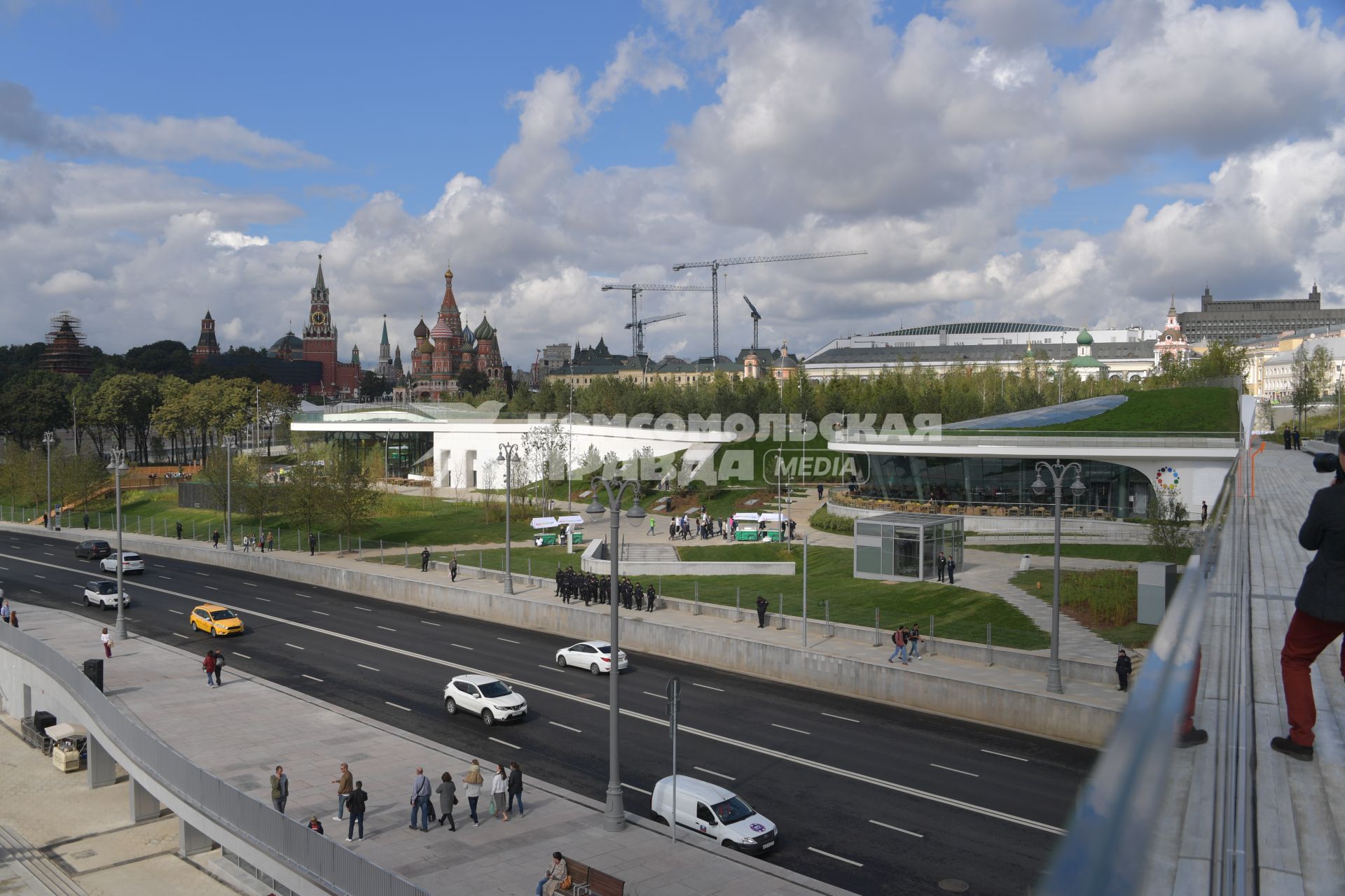 Москва. Посетители  на открытии природно-ландшафтного  парка  `Зарядье`.