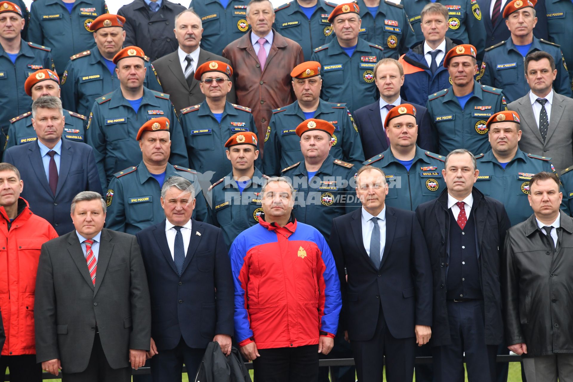 Московская область,Ногинск. Глава МЧС России Владимир Пучков (в центре) во время церемонии  награждения сотрудников-участников Х Международного салона средств обеспечения безопасности `Комплексная безопасность2017`.