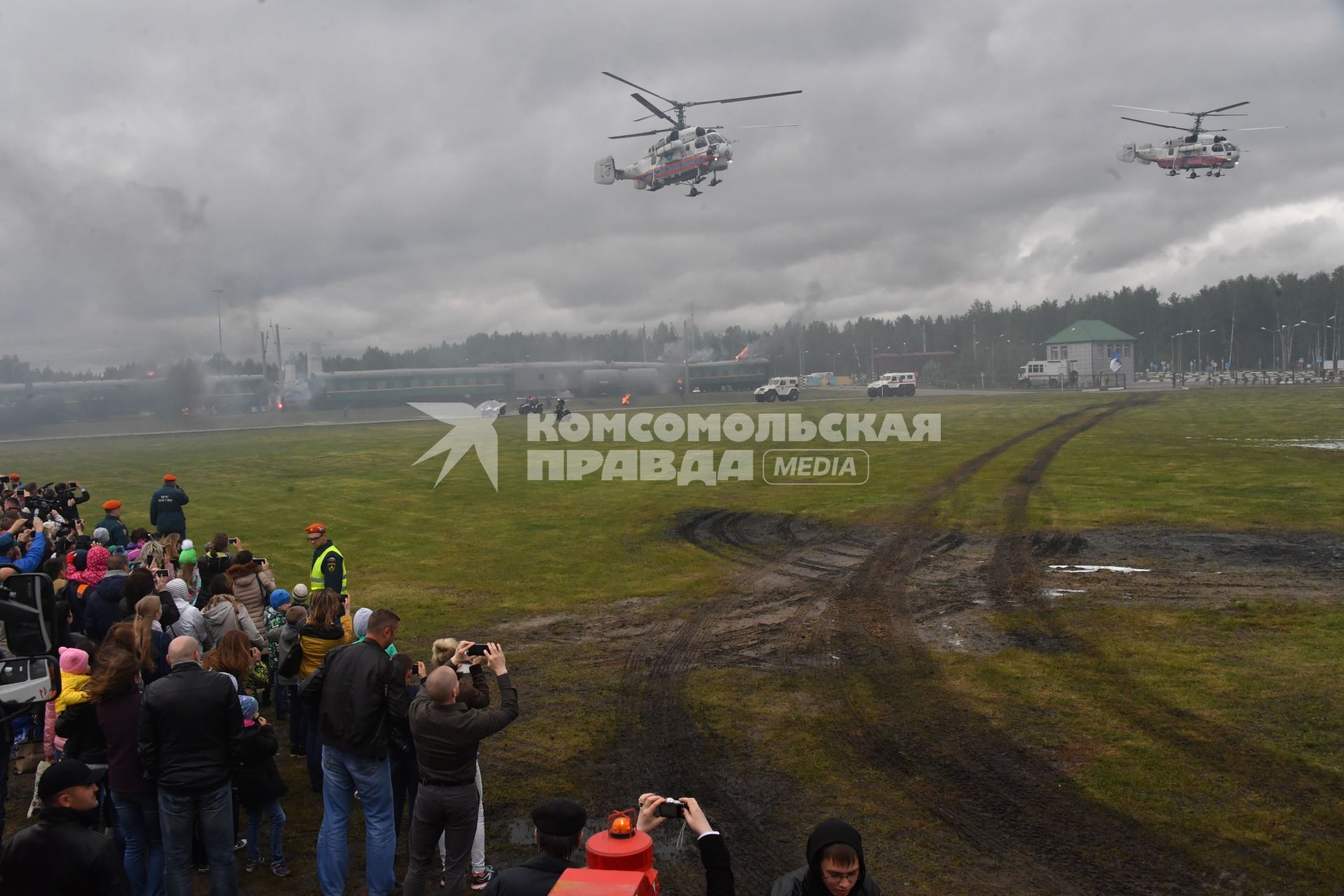 Московская область, Ногинск.  Посетители на Международном салоне средств обеспечения безопасности `Комплексная безопасность-2017` наблюдают за демонстрационно-полевыми  учениями  по проведению аварийно- спасательных работ  .