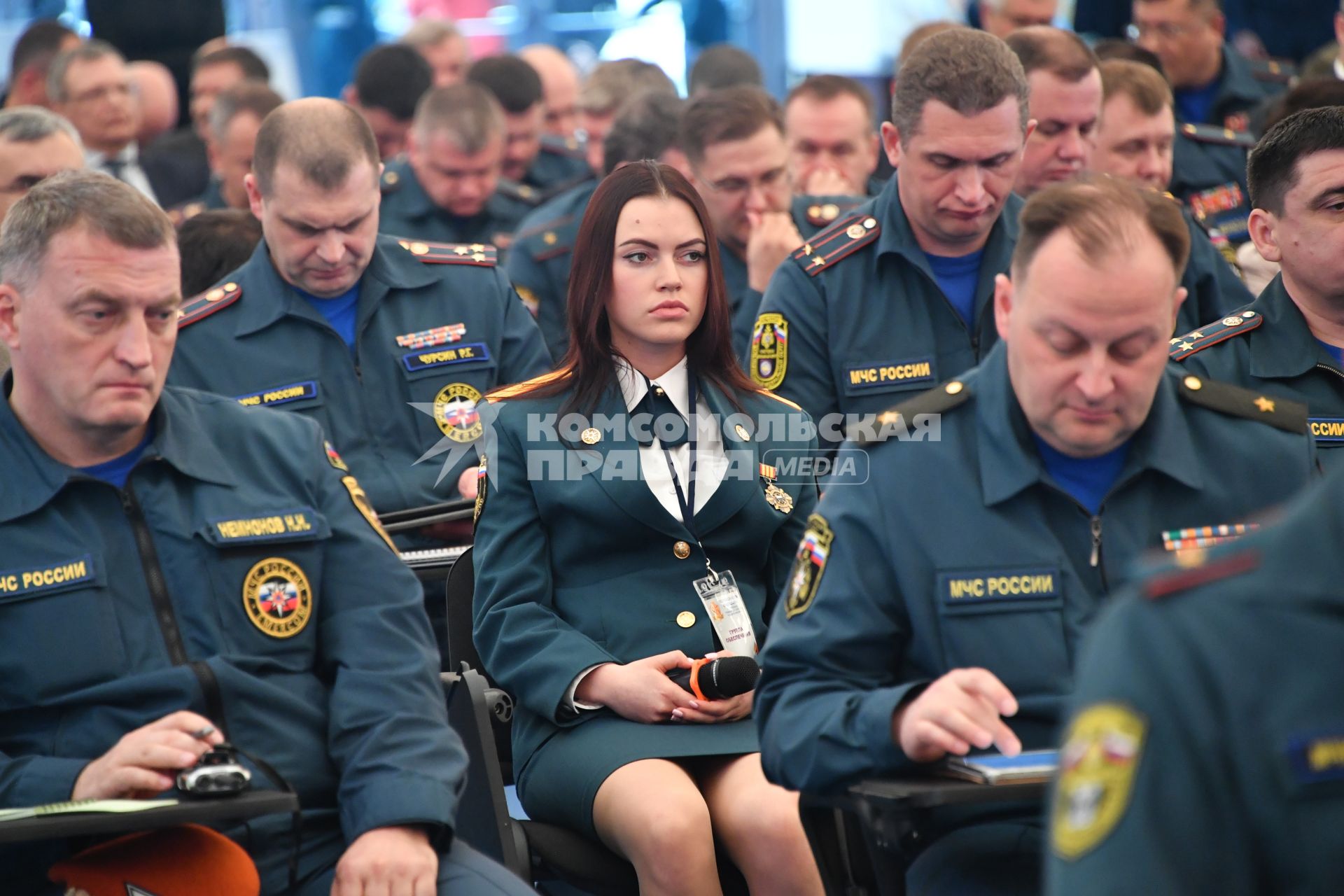 Московская область,Ногинск. Сотрудники МЧС России  во время церемонии  награждения сотрудников-участников Х Международного салона средств обеспечения безопасности `Комплексная безопасность2017`.