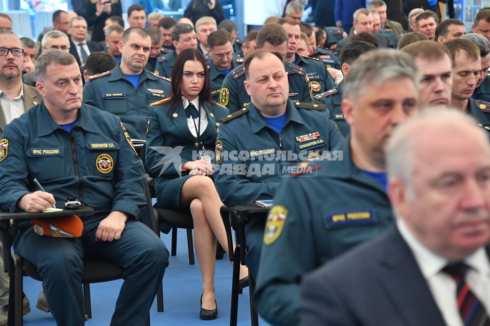 Московская область,Ногинск. Сотрудники МЧС России  во время церемонии  награждения сотрудников-участников Х Международного салона средств обеспечения безопасности `Комплексная безопасность2017`.