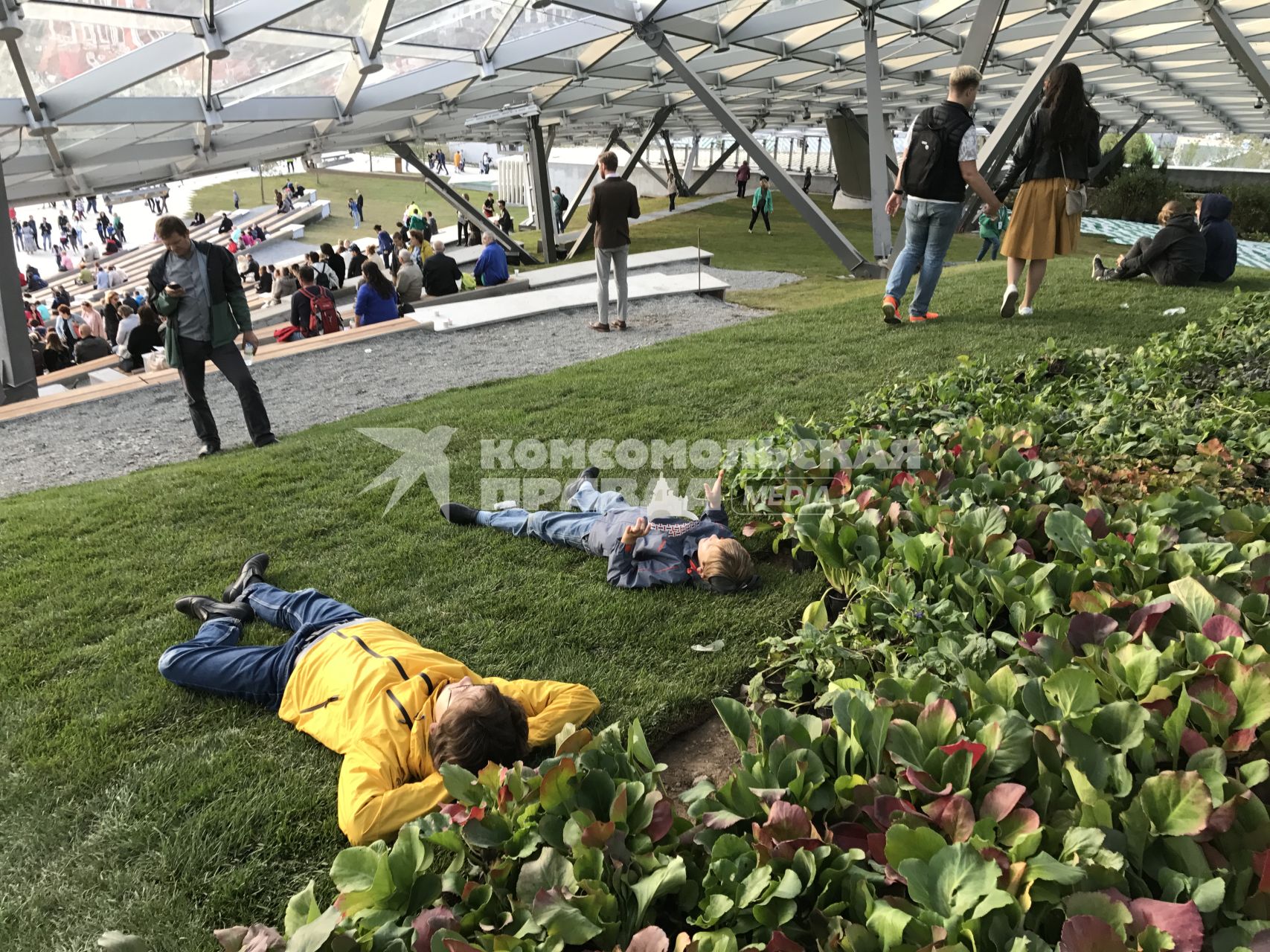 Москва. Посетители в `Стеклянной коре`  природно-ландшафтного  парка `Зарядье`.