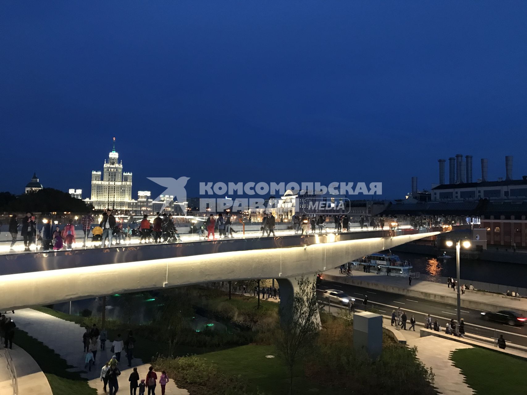 Москва. Вид на `парящий мост`  природно-ландшафтного  парка `Зарядье`.