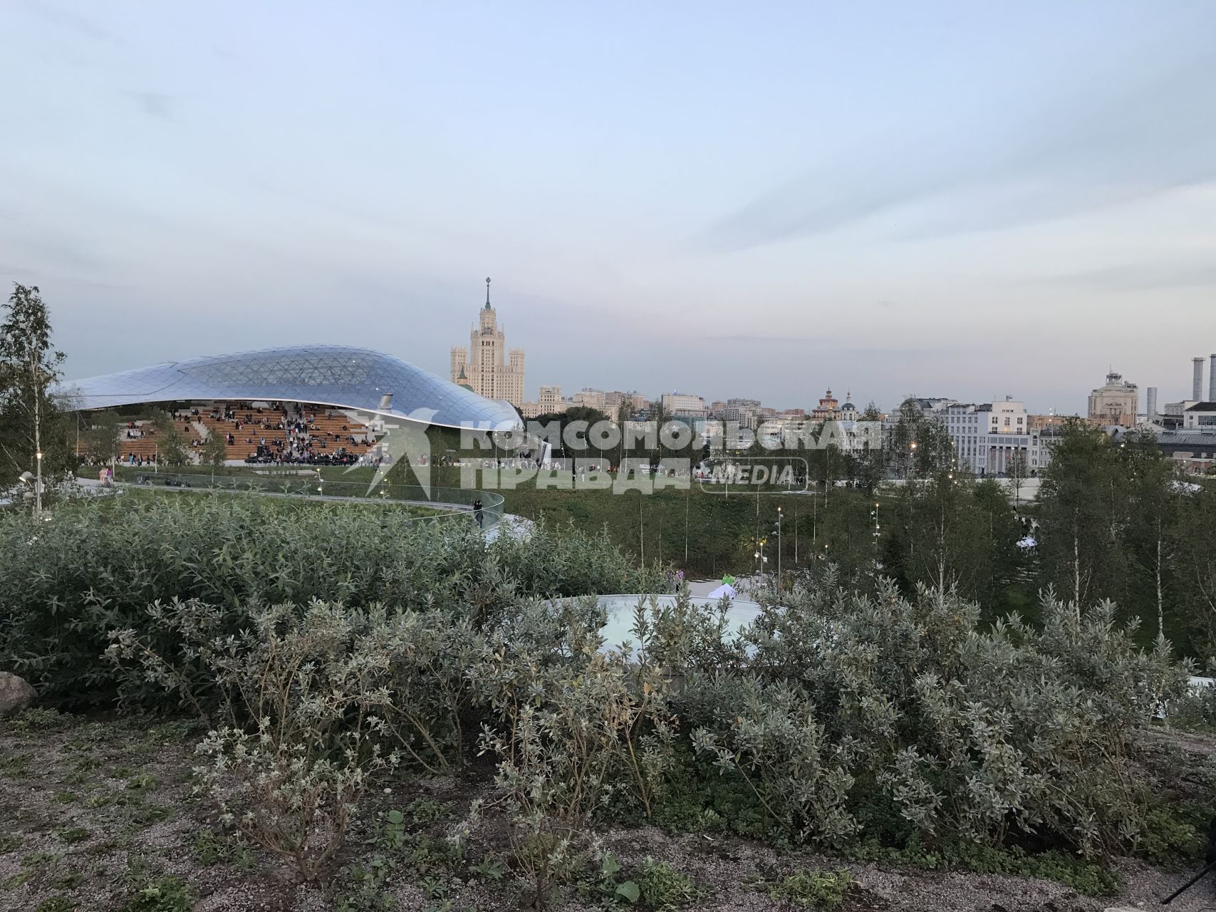 Москва. Посетители в природно-ландшафтном  парке `Зарядье`.