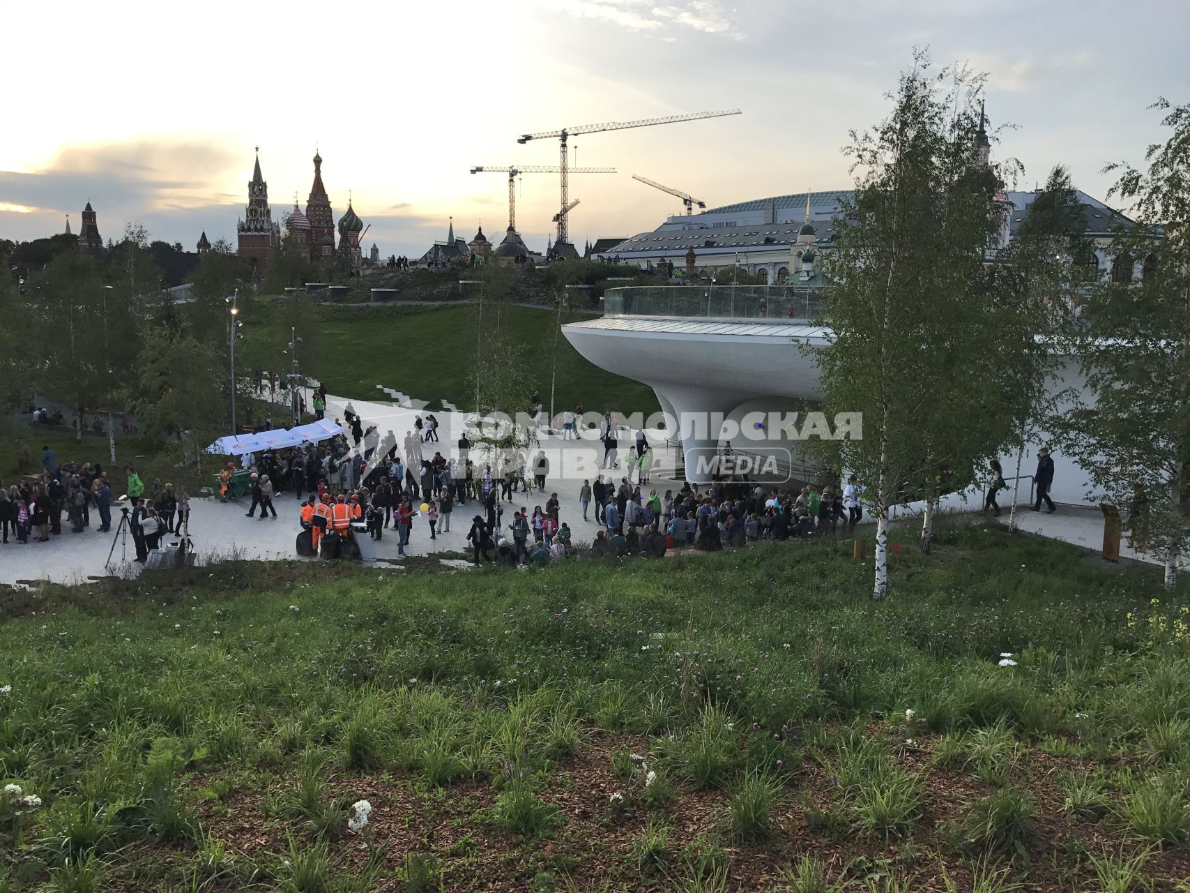 Москва. Посетители  в природно-ландшафтном  парке `Зарядье`.