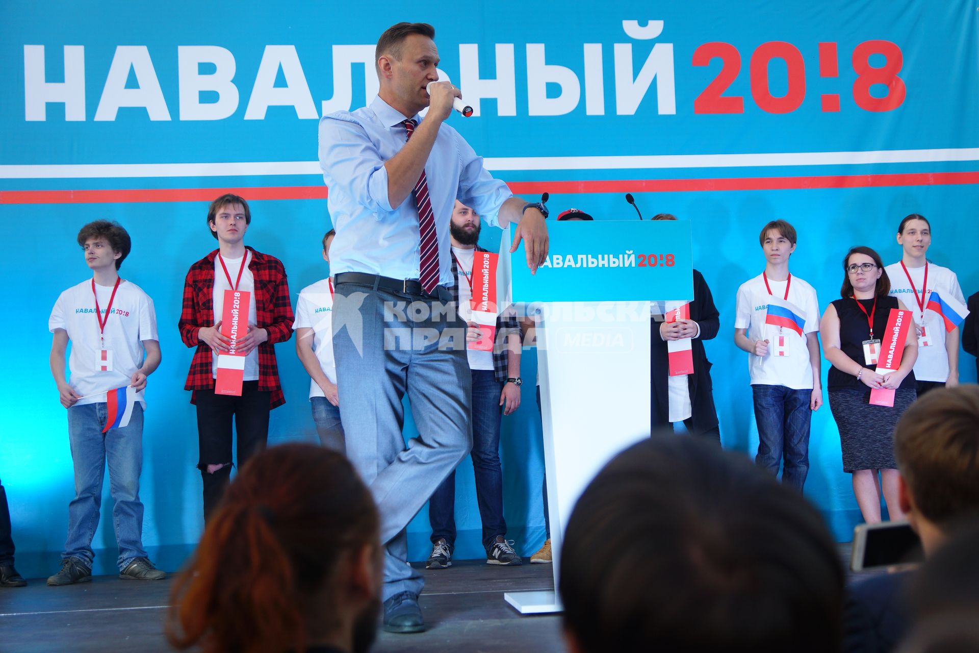 Екатеринбург. Алексей Навальный во время встречи с горожанами на площади Обороны, в рамках всероссийского осеннего турне