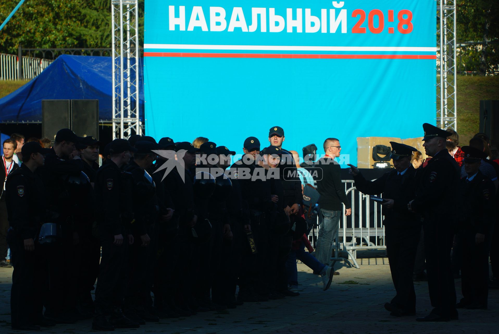 Екатеринбург. Полицейские проходят инструктаж перед началом встречи Алексея Навального с горожанами на площади Обороны