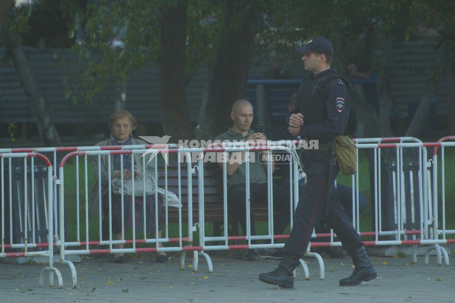 Екатеринбург. Полицейский перед началом встречи Алексея Навального с горожанами на площади Обороны