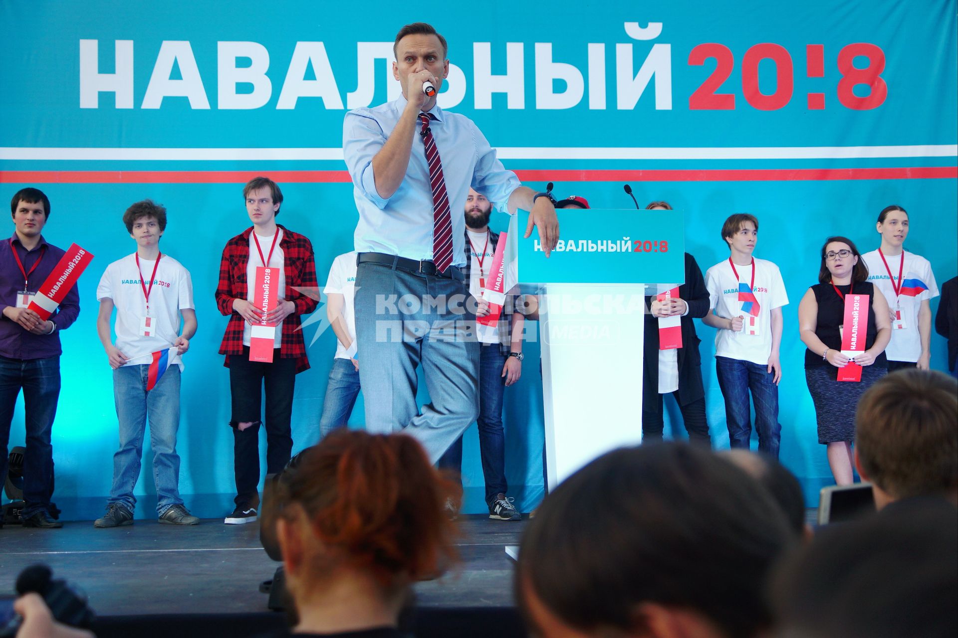 Екатеринбург. Алексей Навальный во время встречи с горожанами на площади Обороны, в рамках всероссийского осеннего турне