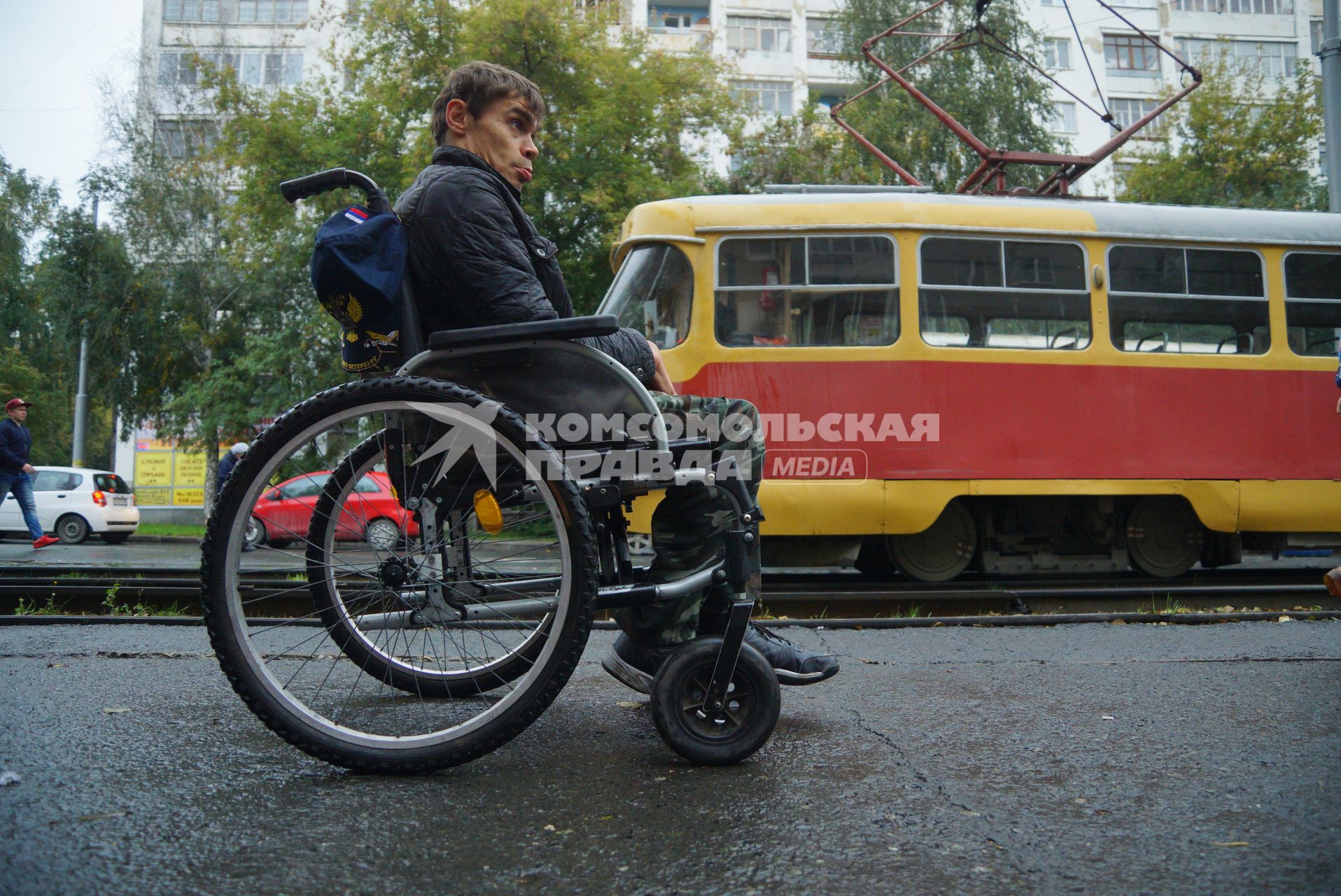 Екатеринбург. Инвалид-колясочник самостоятельно  пересекает перекресток во время тестирования доступности городской среды для людей с ограниченными возможностями