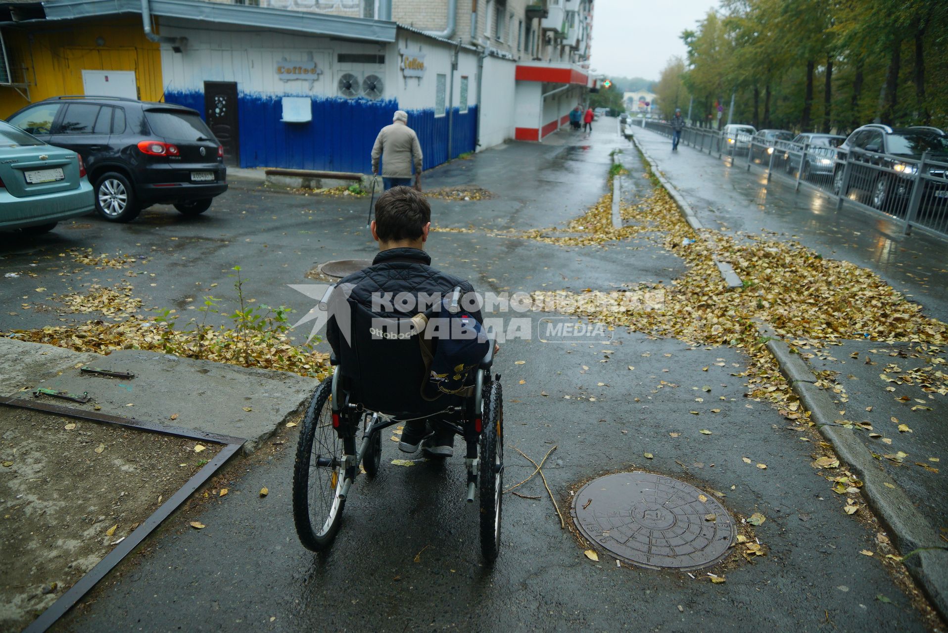 Екатеринбург. Инвалид-колясочник во время тестирования доступности городской среды для людей с ограниченными возможностями