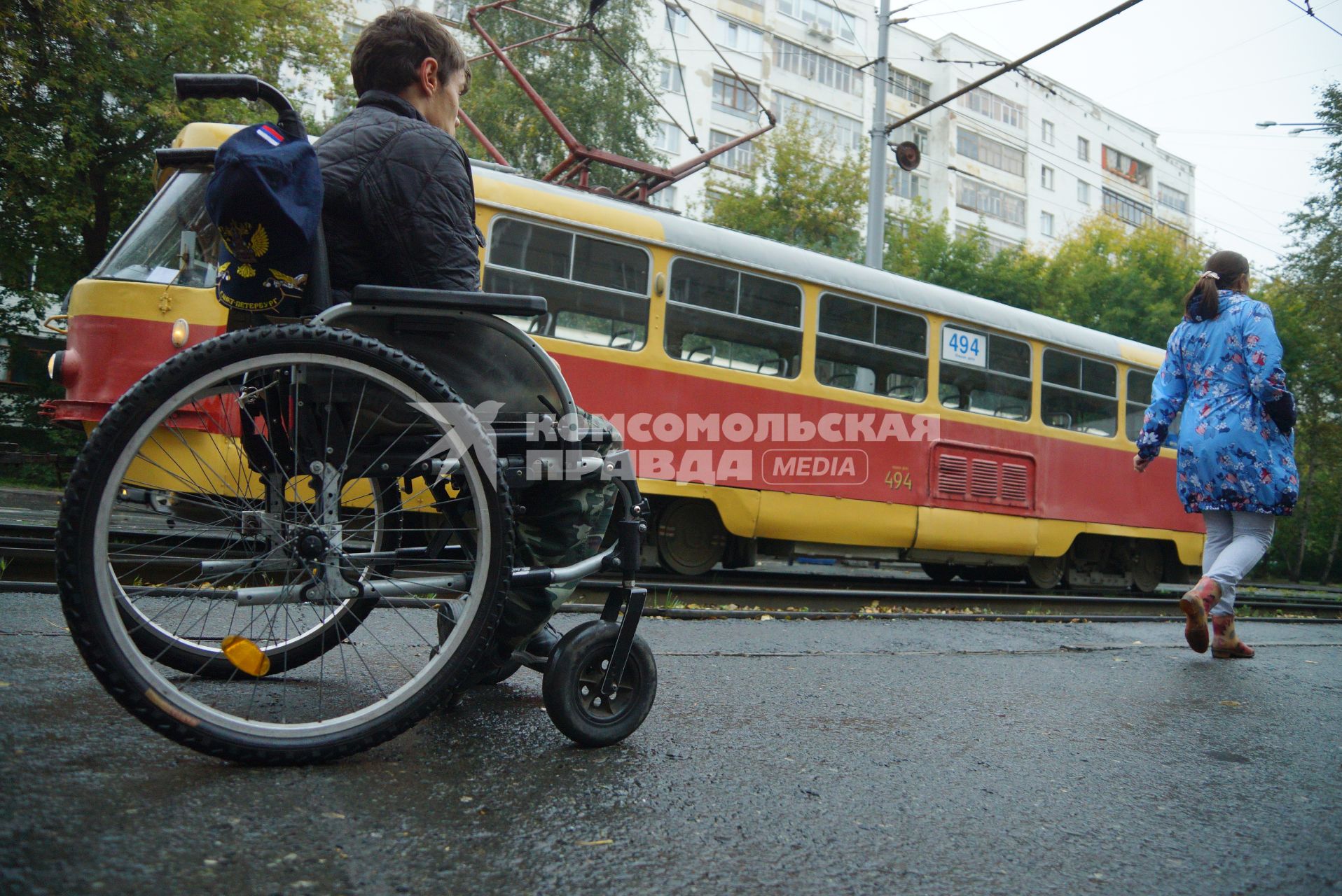 Екатеринбург. Инвалид-колясочник самостоятельно  пересекает перекресток во время тестирования доступности городской среды для людей с ограниченными возможностями