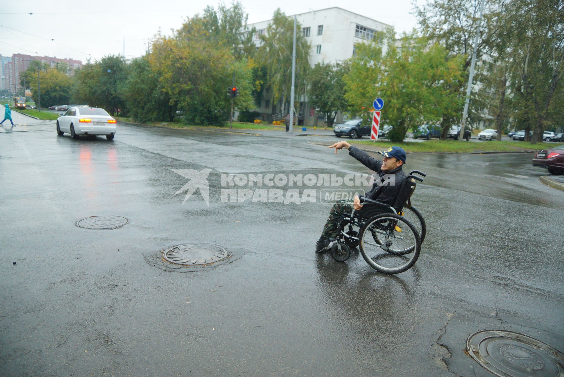 Екатеринбург. Инвалид-колясочник самостоятельно  пересекает перекресток во время тестирования доступности городской среды для людей с ограниченными возможностями