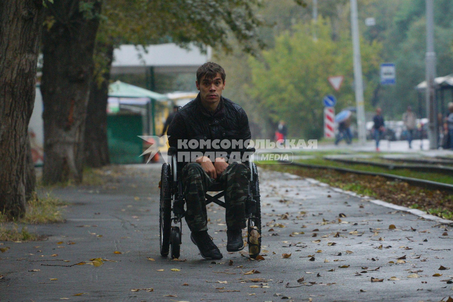 Екатеринбург. Инвалид-колясочник во время тестирования доступности городской среды для людей с ограниченными возможностями