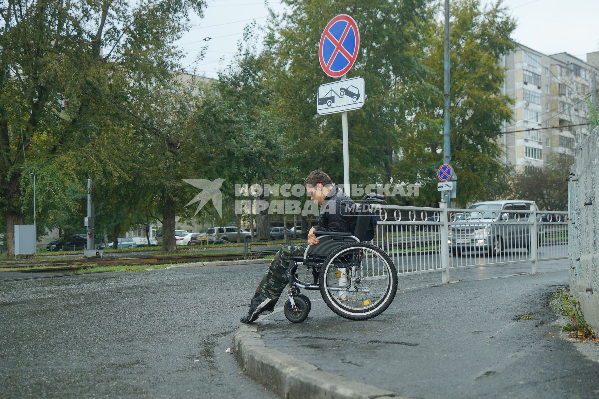 Екатеринбург. Инвалид-колясочник во время тестирования доступности городской среды для людей с ограниченными возможностями