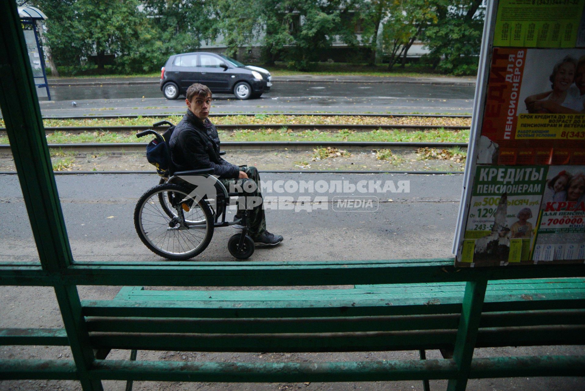 Екатеринбург. Инвалид-колясочник самостоятельно  пересекает перекресток во время тестирования доступности городской среды для людей с ограниченными возможностями