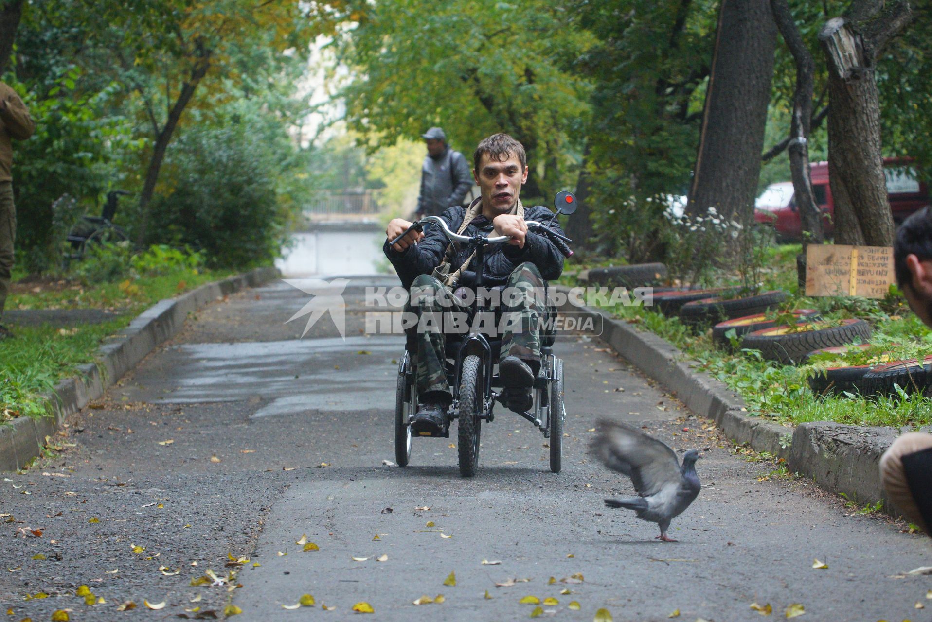Екатеринбург. Инвалид-колясочник на самодельном велосипеде во время тестирования доступности городской среды для людей с ограниченными возможностями