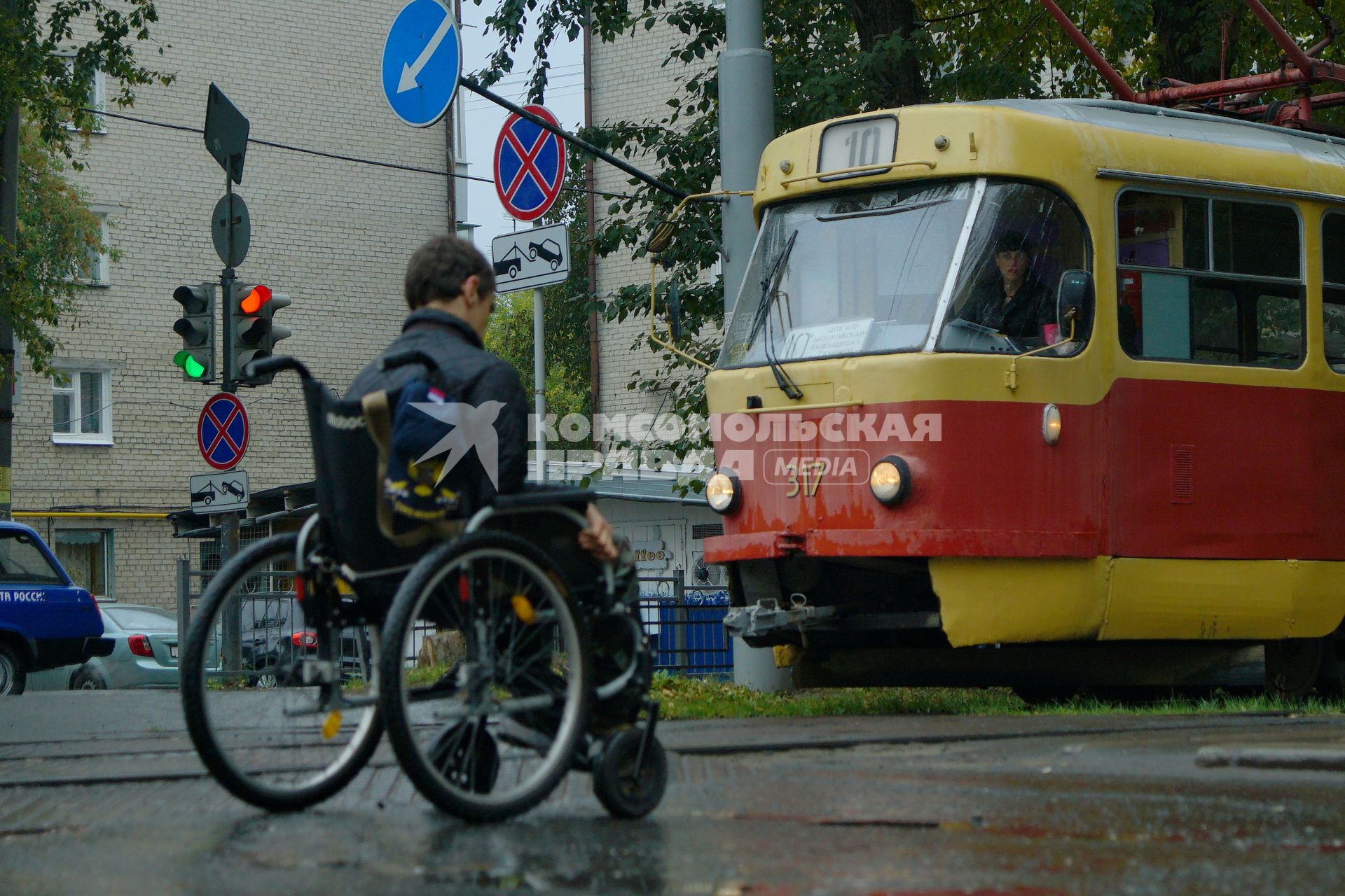 Екатеринбург. Инвалид-колясочник самостоятельно  пересекает перекресток во время тестирования доступности городской среды для людей с ограниченными возможностями