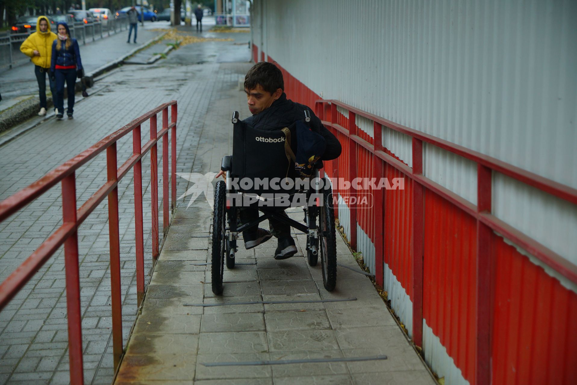 Екатеринбург. Инвалид-колясочник во время тестирования доступности городской среды для людей с ограниченными возможностями
