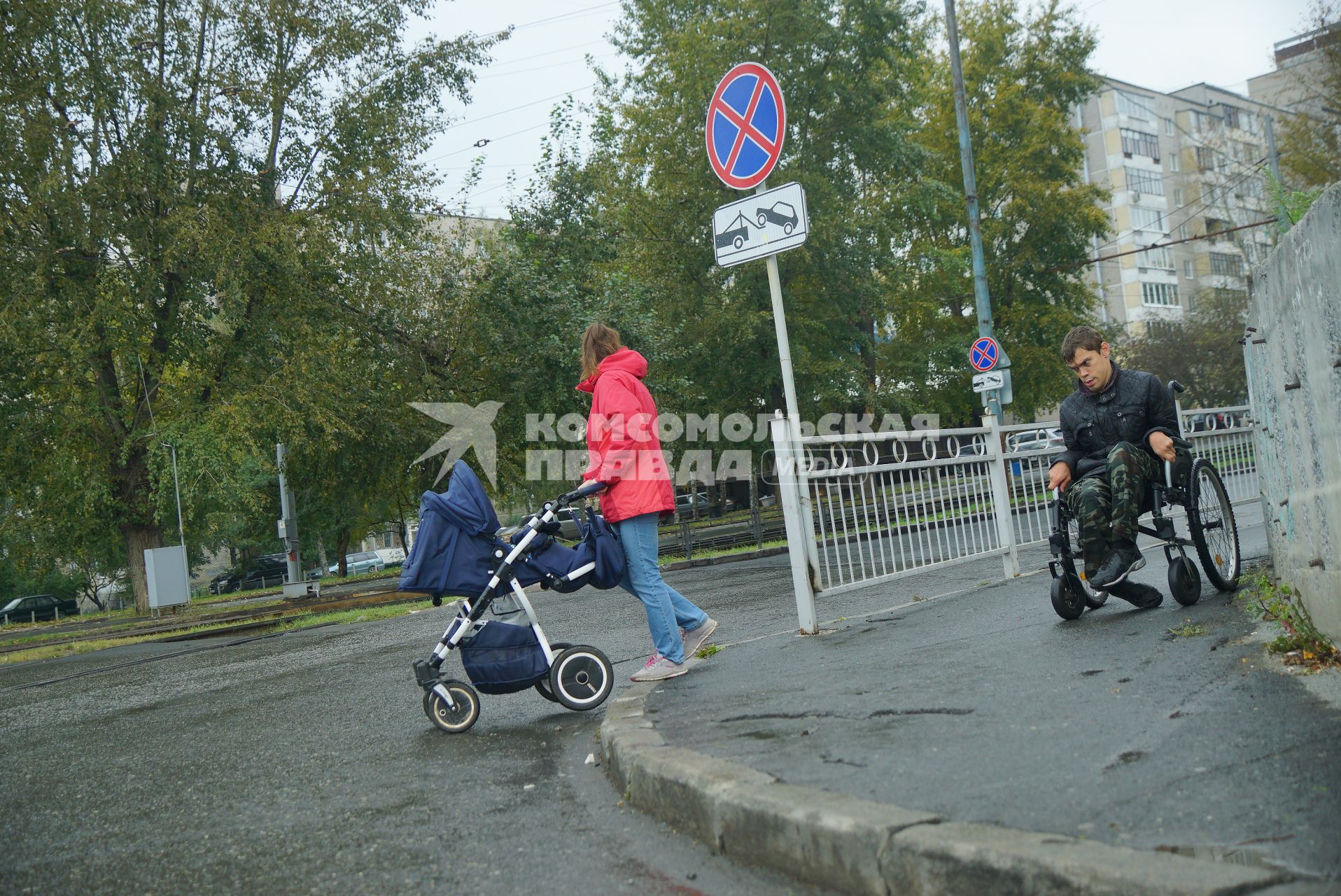 Екатеринбург. Инвалид-колясочник и женщина с детской коляской во время тестирования доступности городской среды для людей с ограниченными возможностями