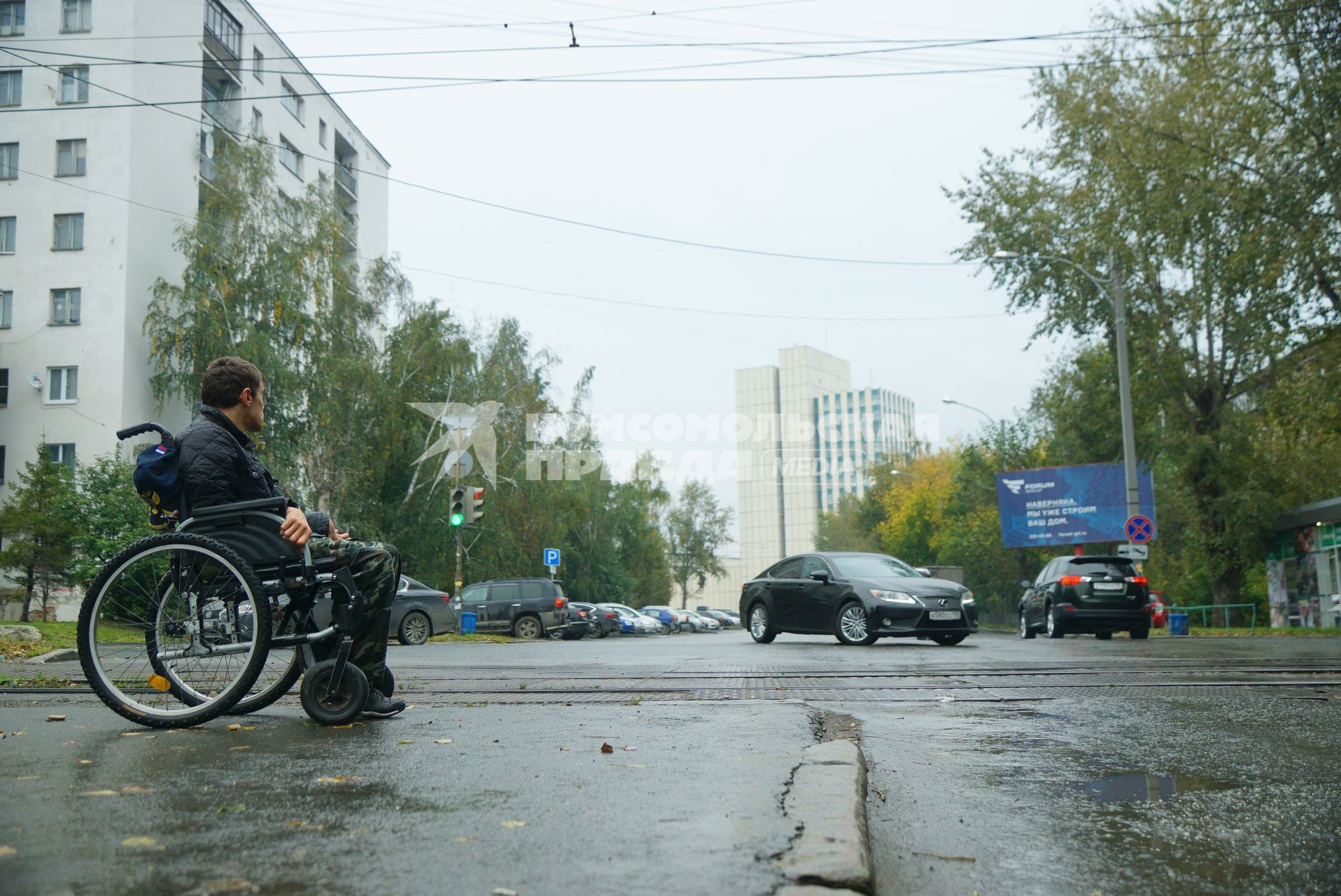 Екатеринбург. Инвалид-колясочник самостоятельно  пересекает перекресток во время тестирования доступности городской среды для людей с ограниченными возможностями