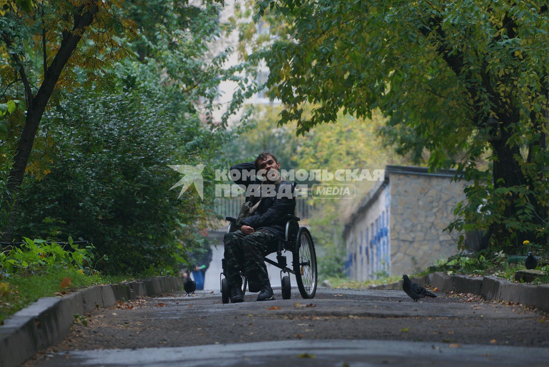 Екатеринбург. Инвалид-колясочник во время тестирования доступности городской среды для людей с ограниченными возможностями