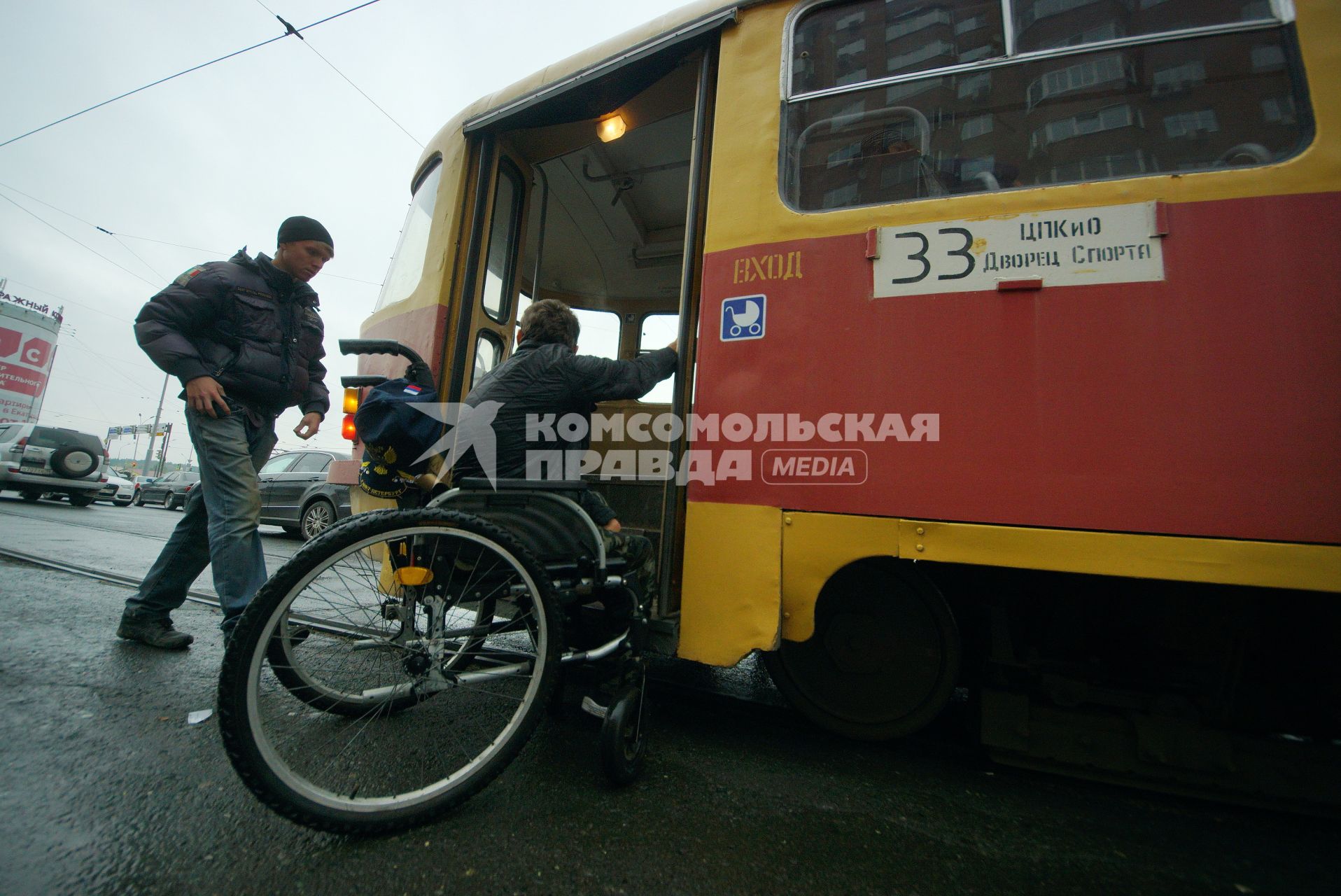 Екатеринбург. Инвалид-колясочник залезает в трамвай во время тестирования доступности городской среды для людей с ограниченными возможностями