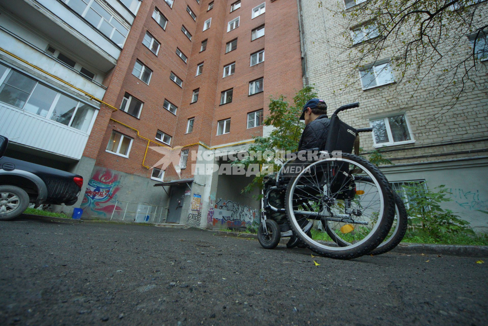Екатеринбург. Инвалид-колясочник во время тестирования доступности городской среды для людей с ограниченными возможностями