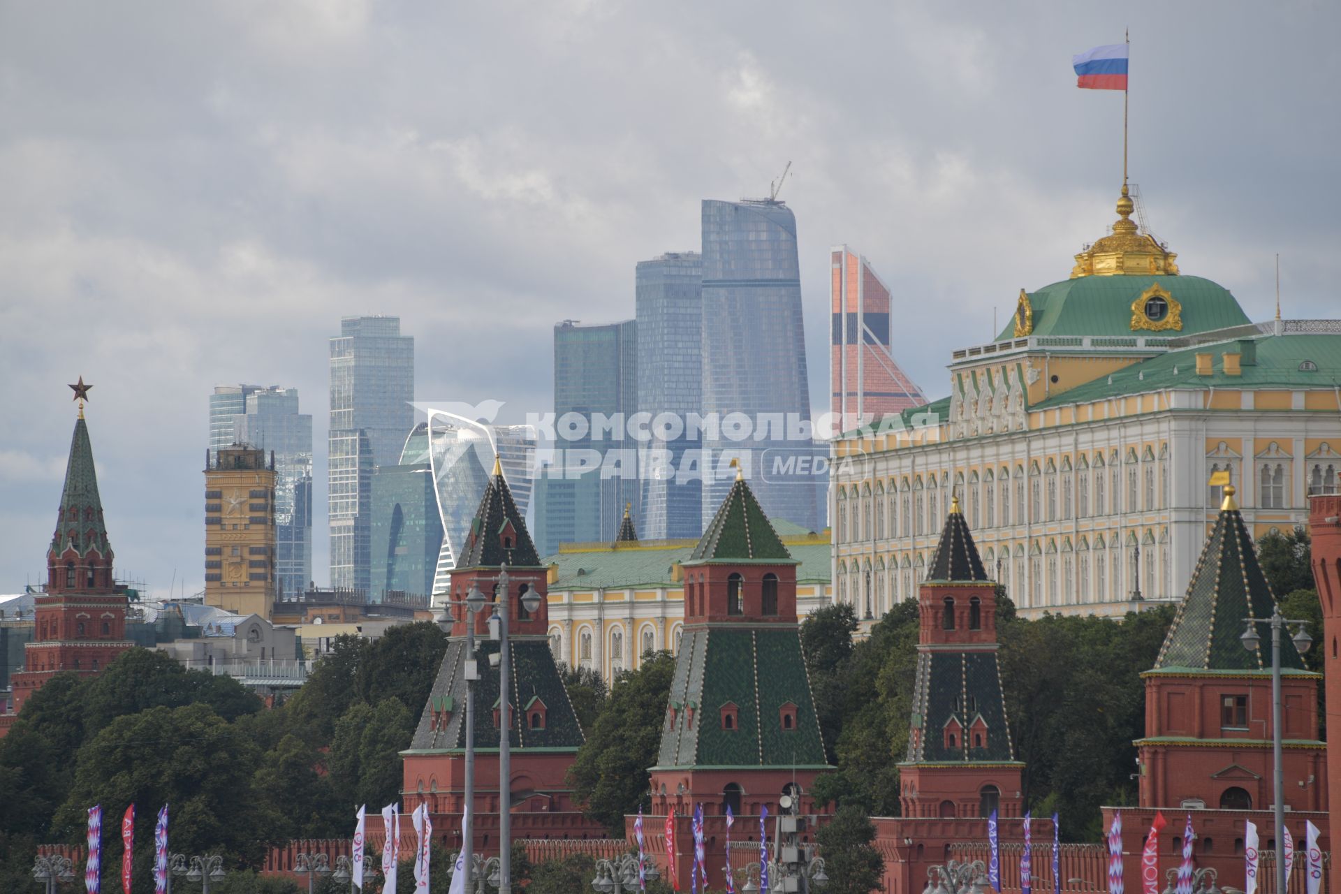 Москва. Вид с `парящего` моста в природно-ландшафтном парке `Зарядье` на Кремль и ММДЦ `Москва-сити`.