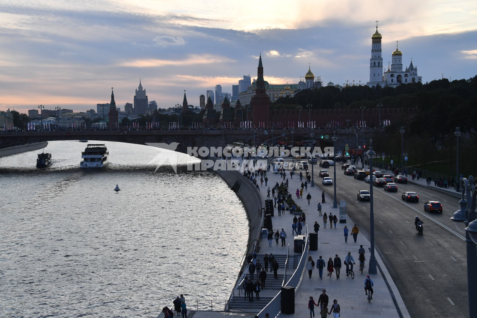 Москва. Вид с `парящего` моста в природно-ландшафтном парке `Зарядье` на Кремль и Москворецкую набережную.