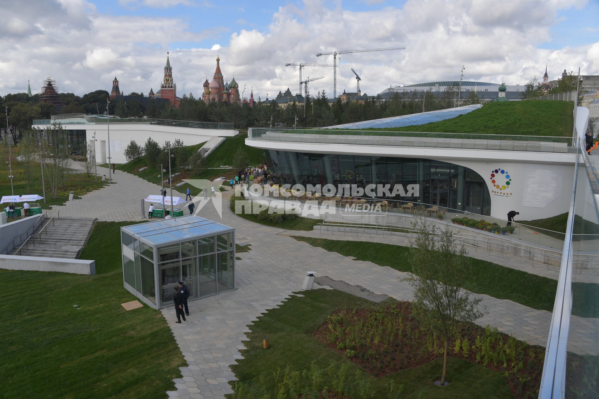 Москва. Здание Гастрономического центра `Зарядье` (справа) в природно-ландшафтном парке `Зарядье`.