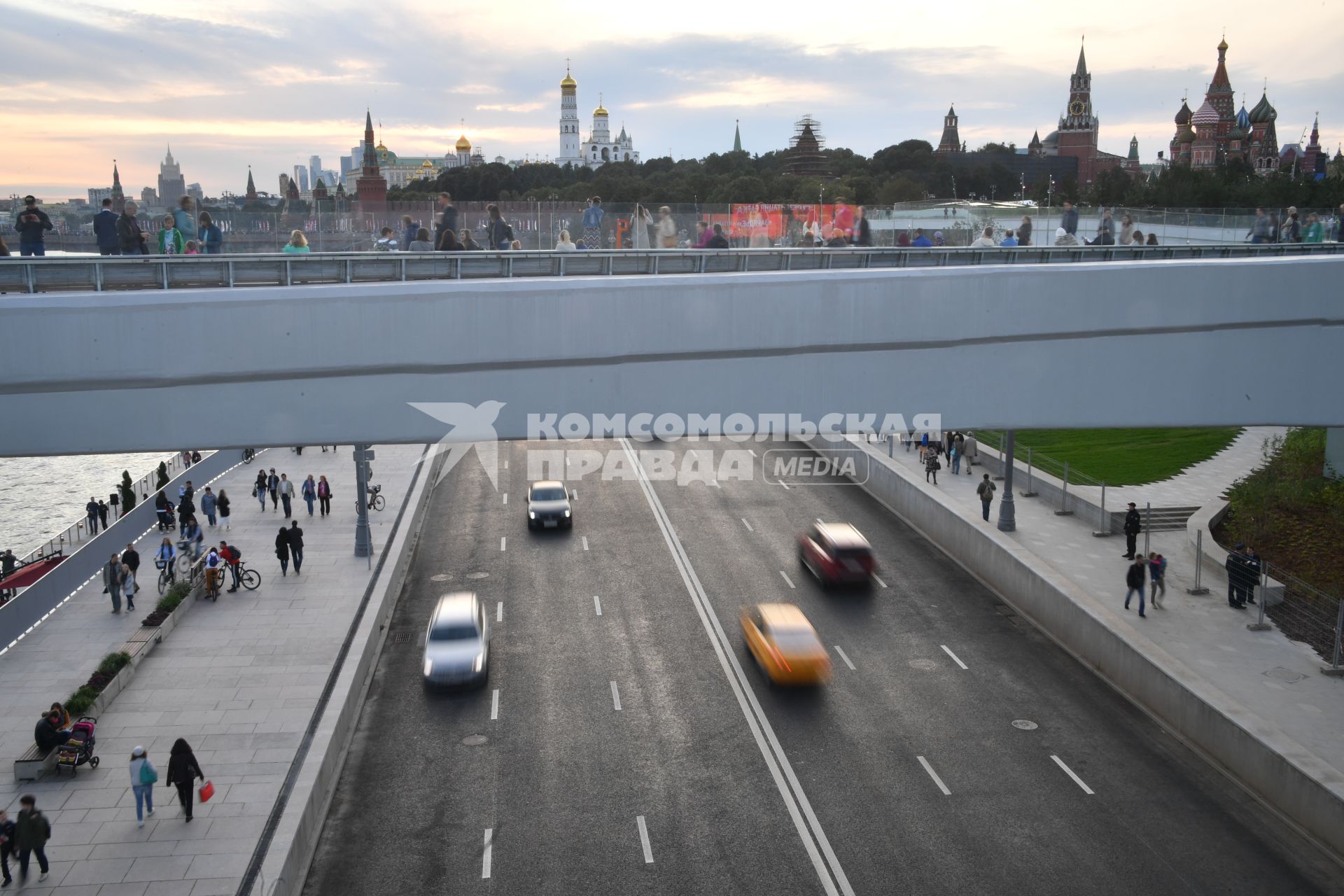 Москва. `Парящий` мост в природно-ландшафтном парке `Зарядье`.