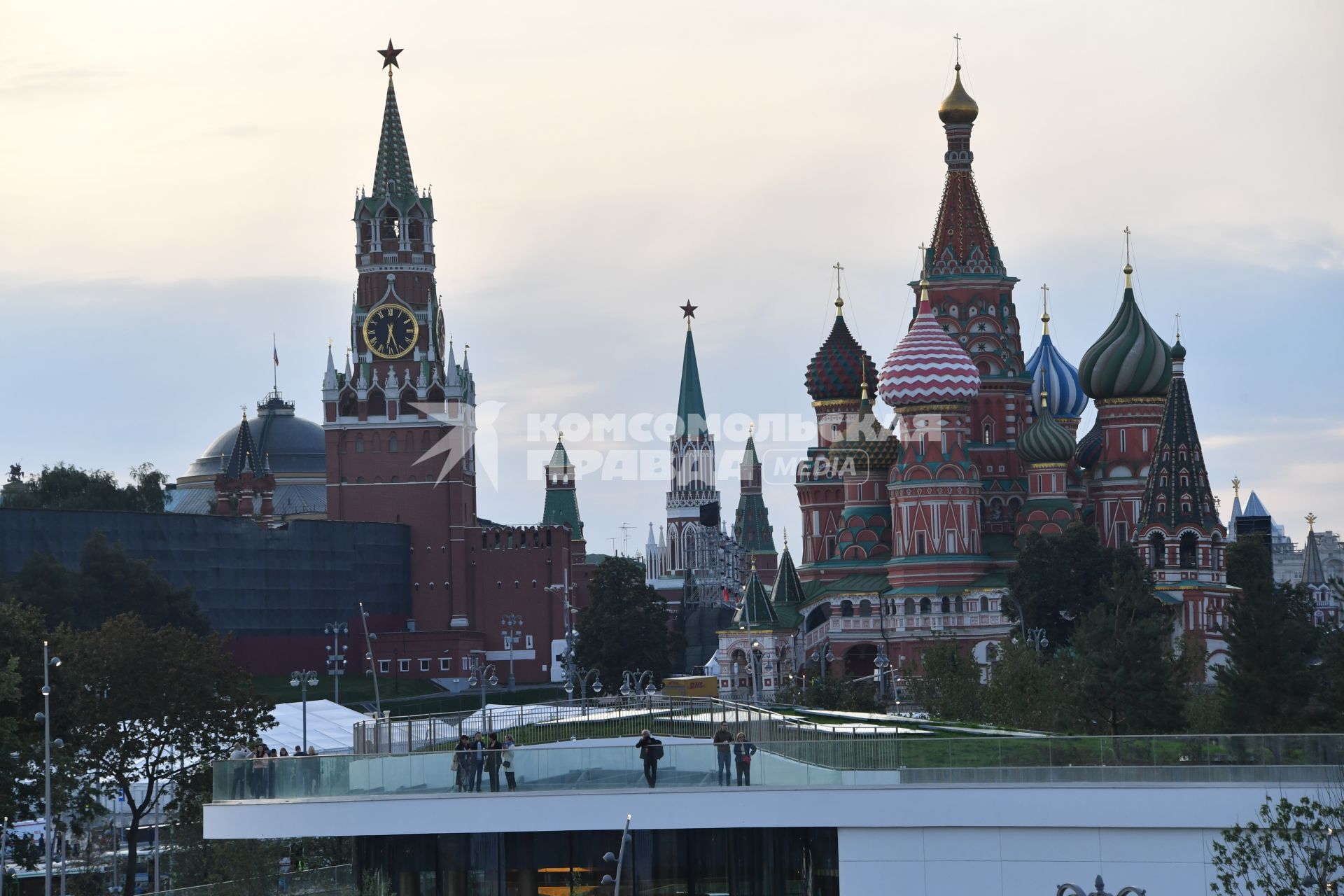 Москва. Вид с `парящего` моста в природно-ландшафтном парке `Зарядье` на Кремль и Собор Василия Блаженного.