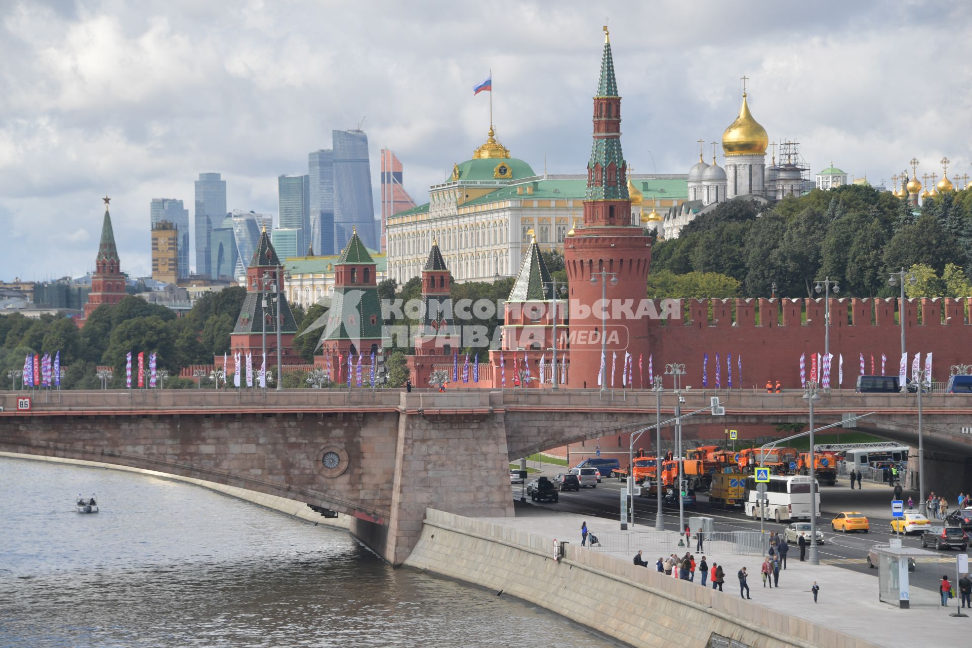 Москва. Вид с `парящего` моста в природно-ландшафтном парке `Зарядье` на Кремль и ММДЦ `Москва-сити`.