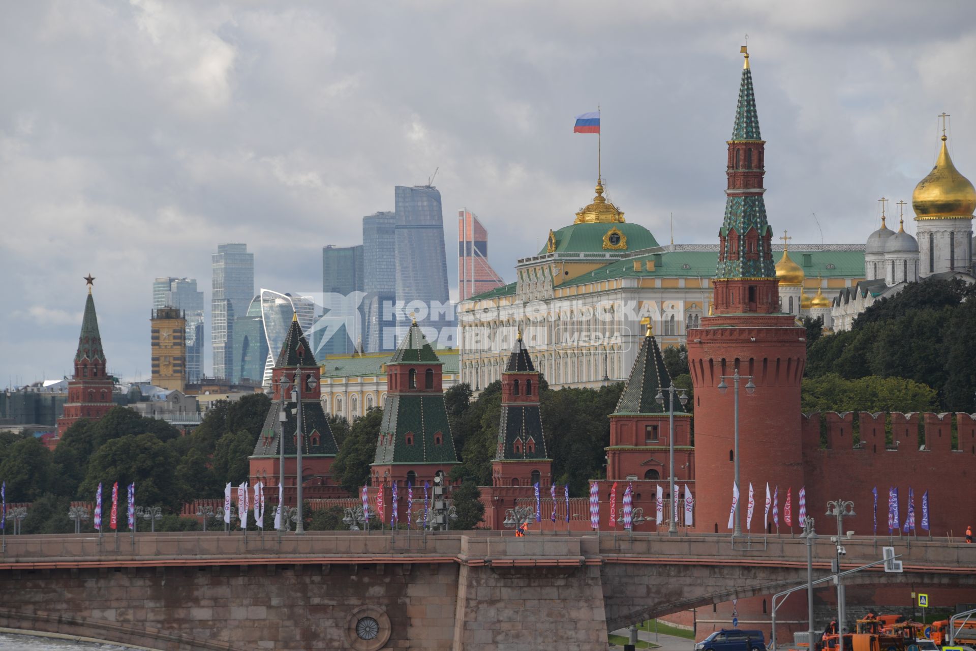 Москва. Вид с `парящего` моста в природно-ландшафтном парке `Зарядье` на Кремль и ММДЦ `Москва-сити`.