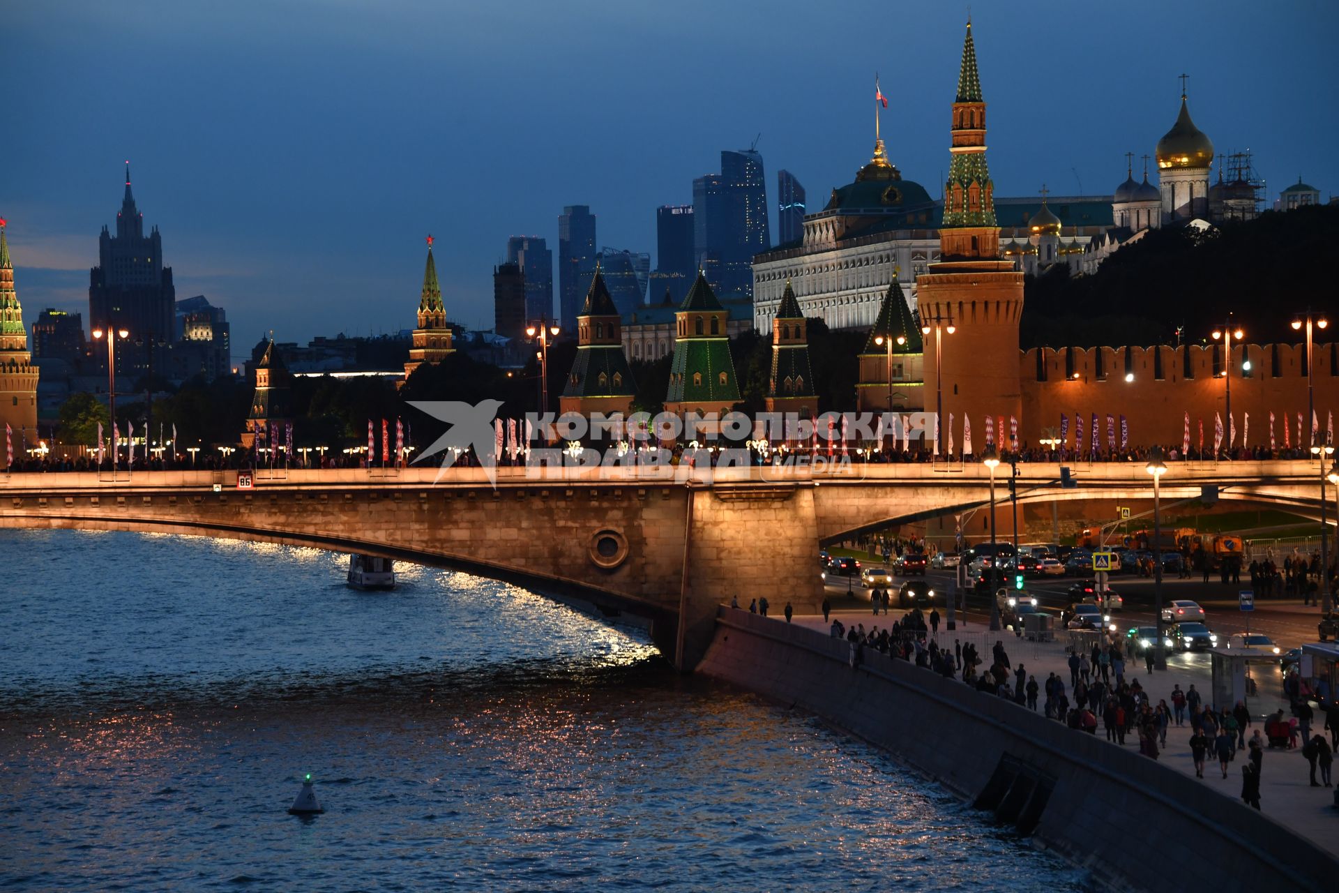 Москва. Вид с `парящего` моста в природно-ландшафтном парке `Зарядье` на Кремль и ММДЦ `Москва-сити`.