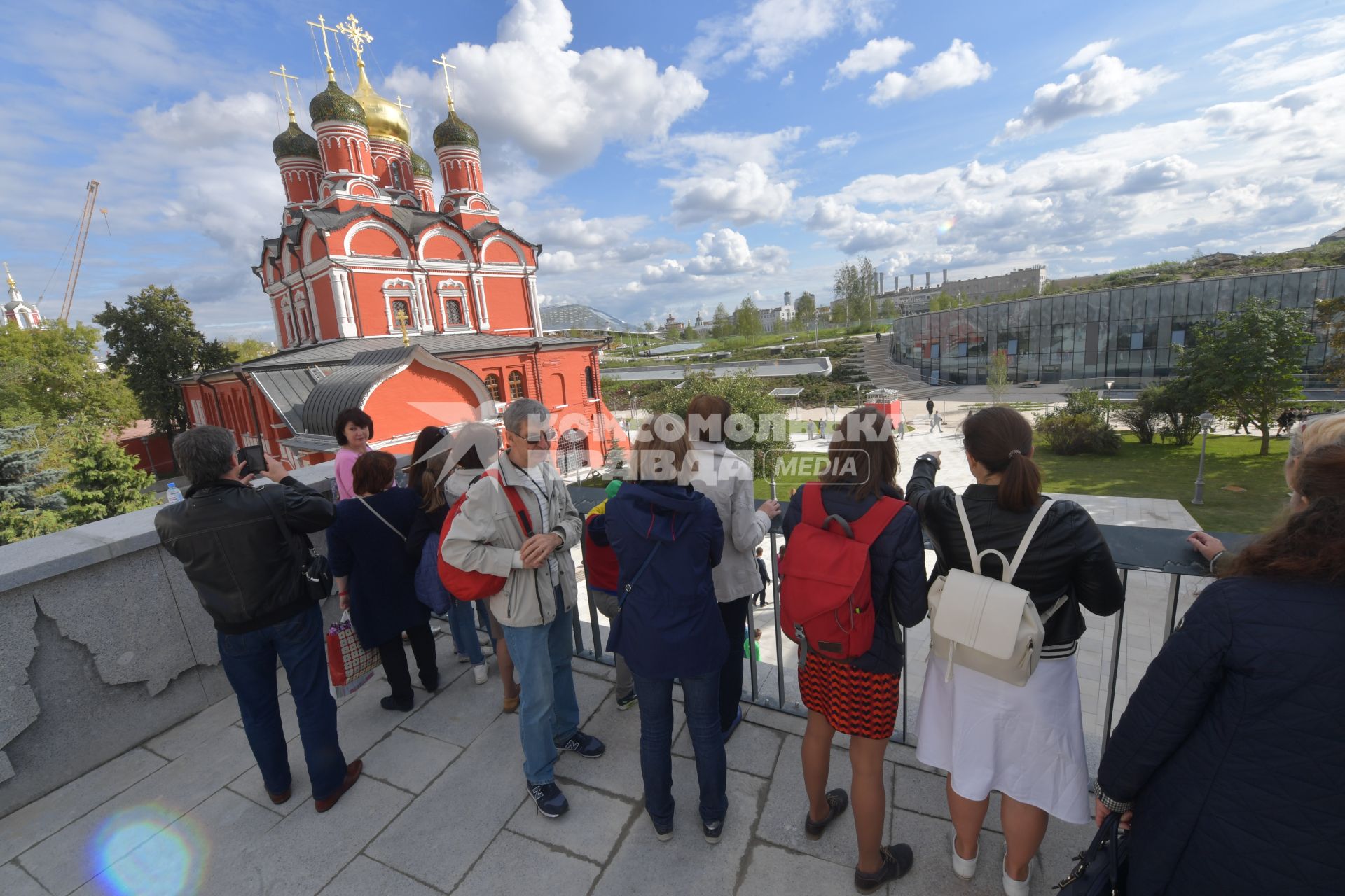 Москва. Посетители на открытии природно-ландшафтного парка `Зарядье`.