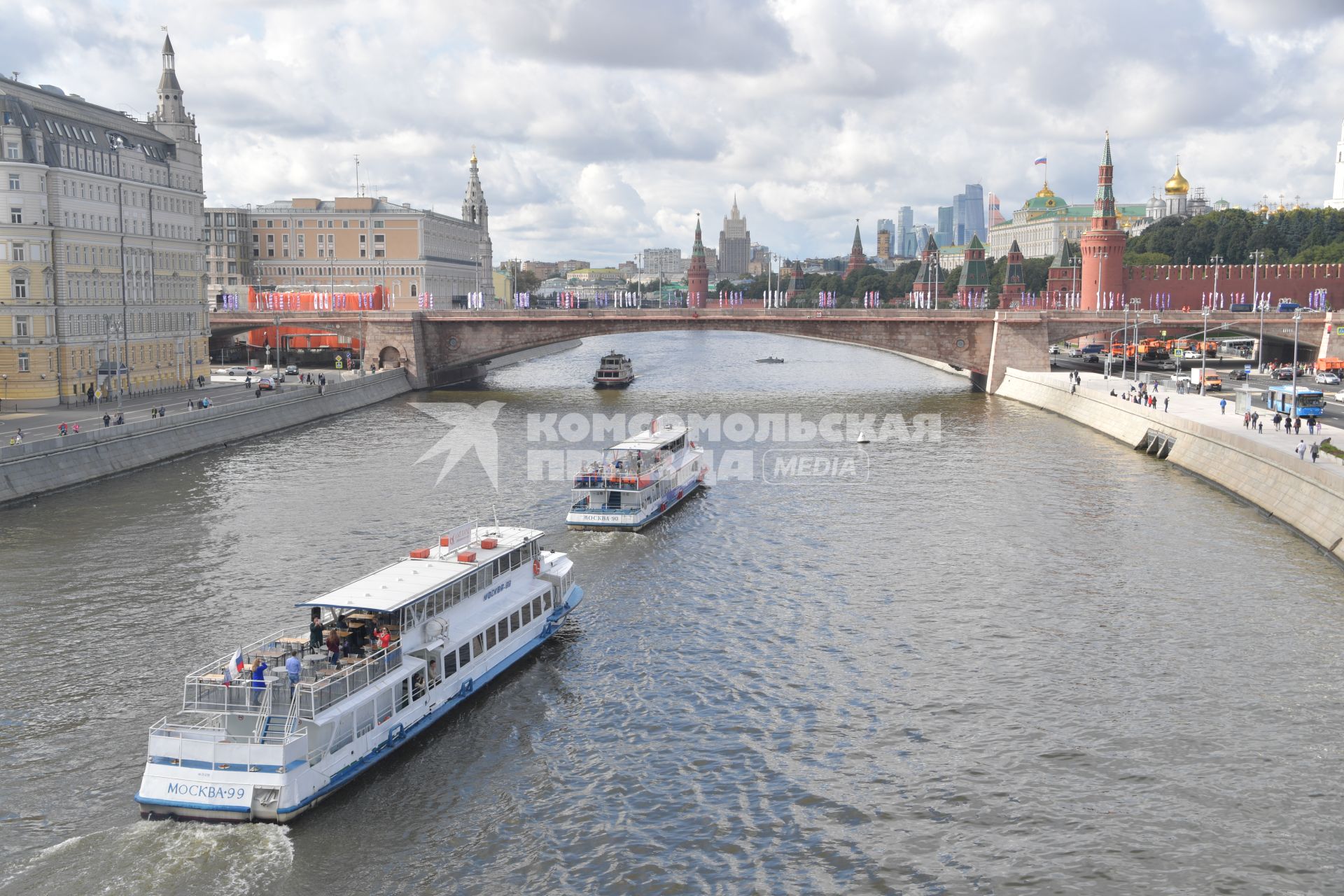 Москва. Вид с `парящего` моста в природно-ландшафтном парке `Зарядье` на Кремль, Москву-реку и Большой Москворецкий мост.