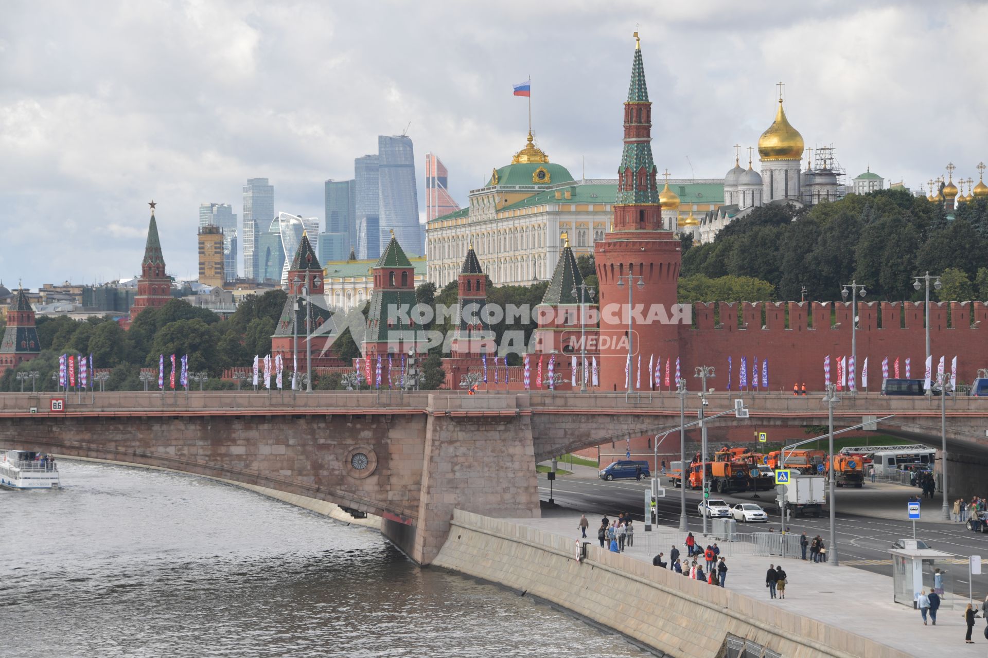 Москва. Вид с `парящего` моста в природно-ландшафтном парке `Зарядье` на Кремль и ММДЦ `Москва-сити`.