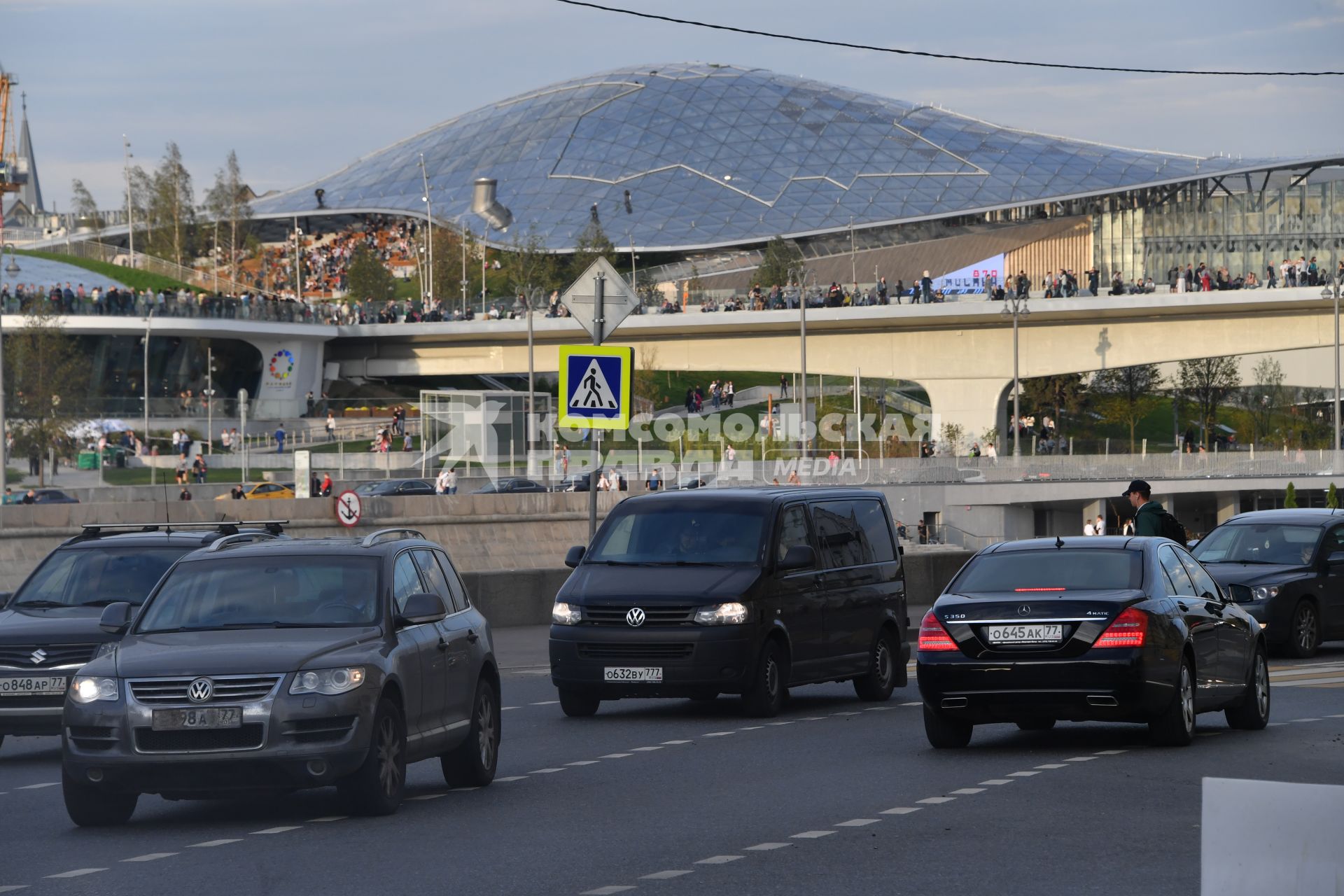 Москва. Вид на парк `Зарядье` и Москворецкую набережную.