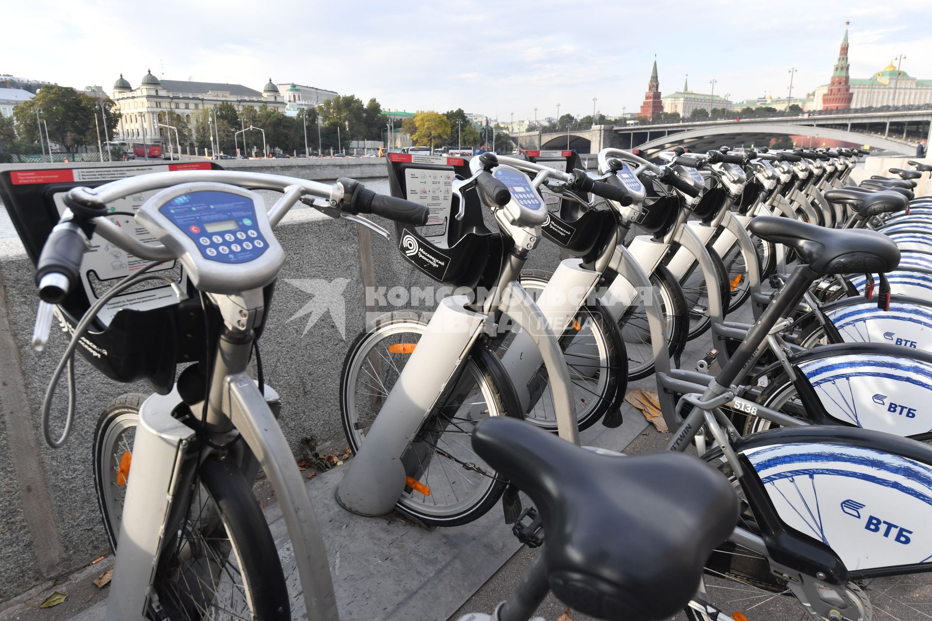 Москва. Прокат велосипедов на Берсеневской набережной.