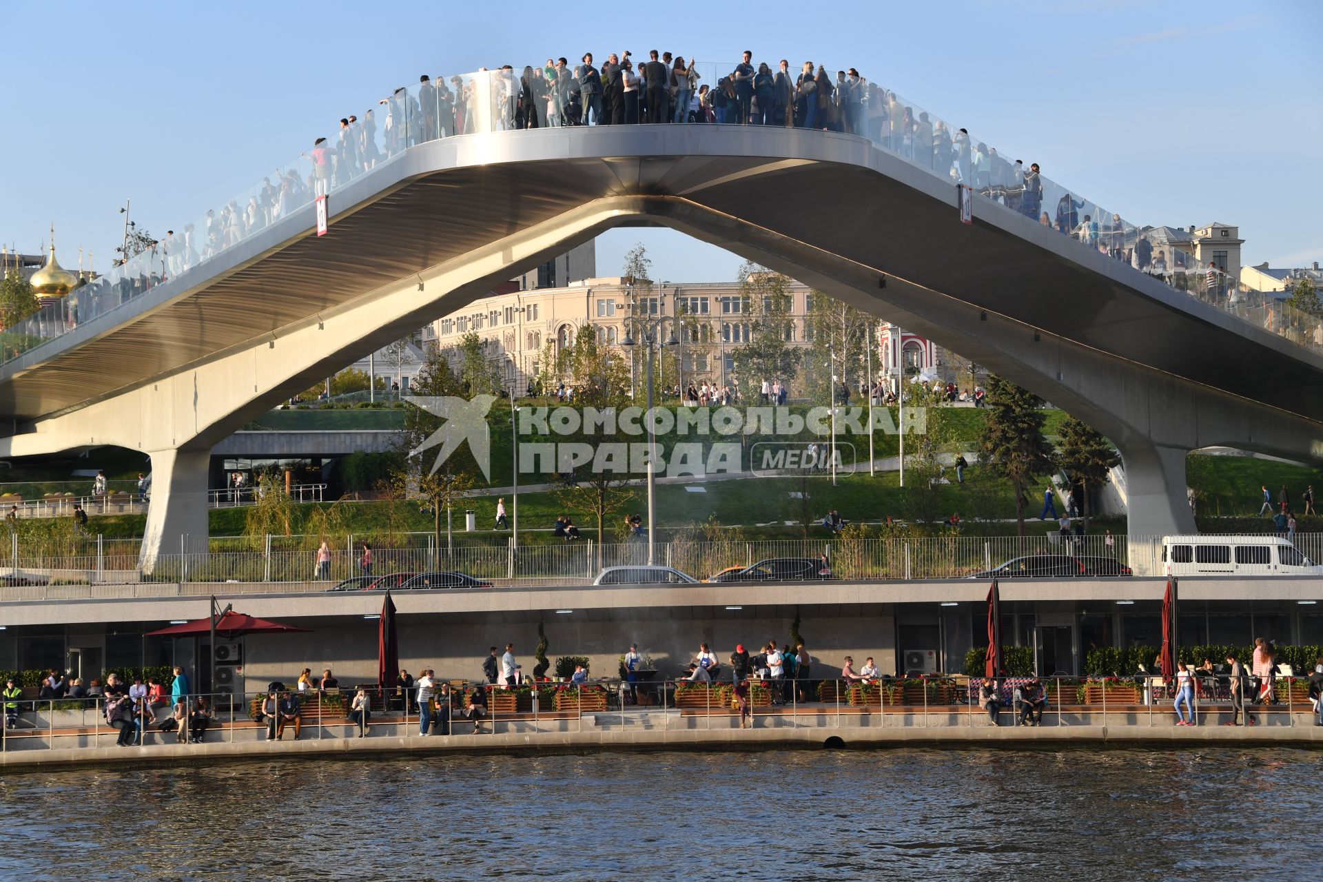 Москва. Вид на парк `Зарядье` и Москворецкую набережную.