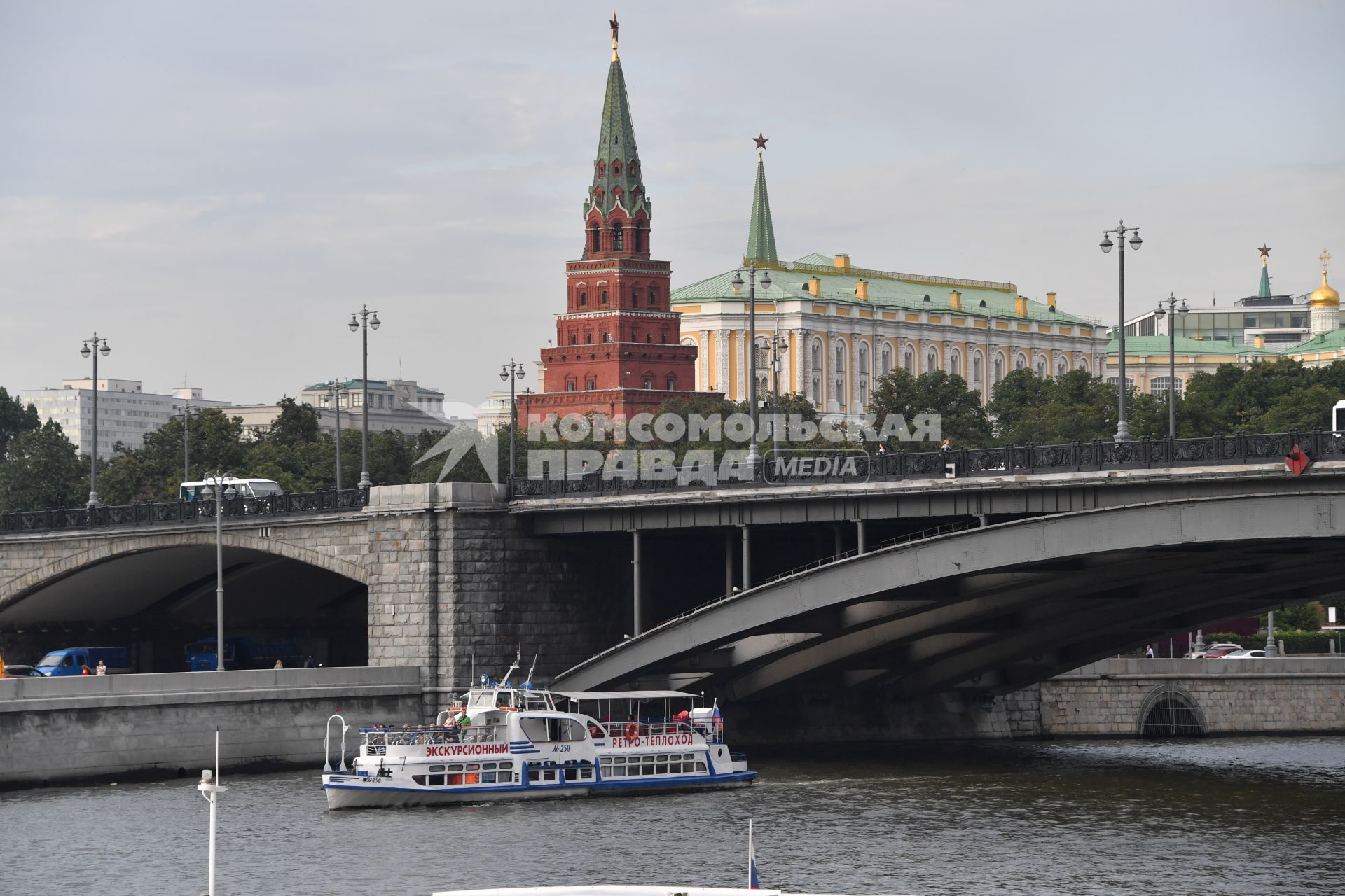 Москва. Прогулочный теплоход у    Большого Каменного моста.