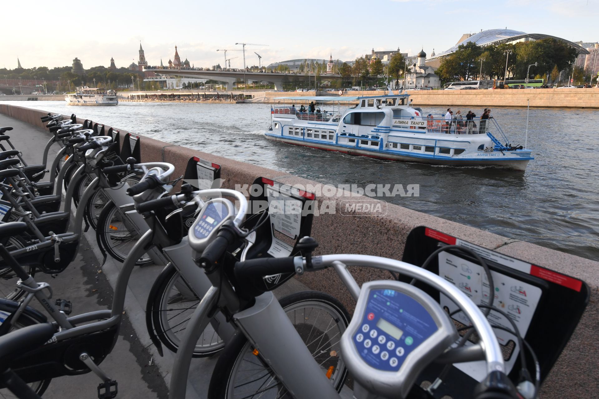 Москва. Прокат велосипедов на Раушской набережной.