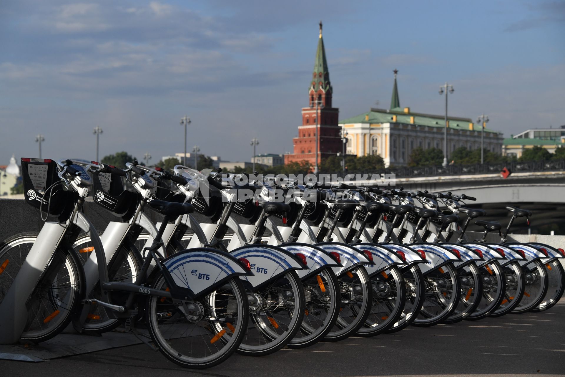 Москва. Прокат велосипедов на Берсеневской набережной.