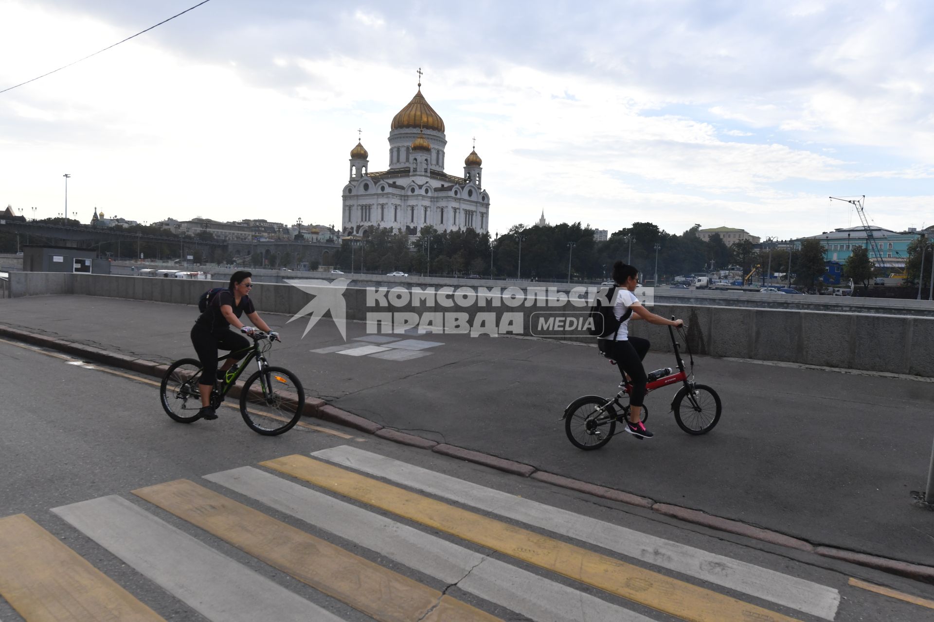 Москва. Велосипедисты на Берсеневской набережной.