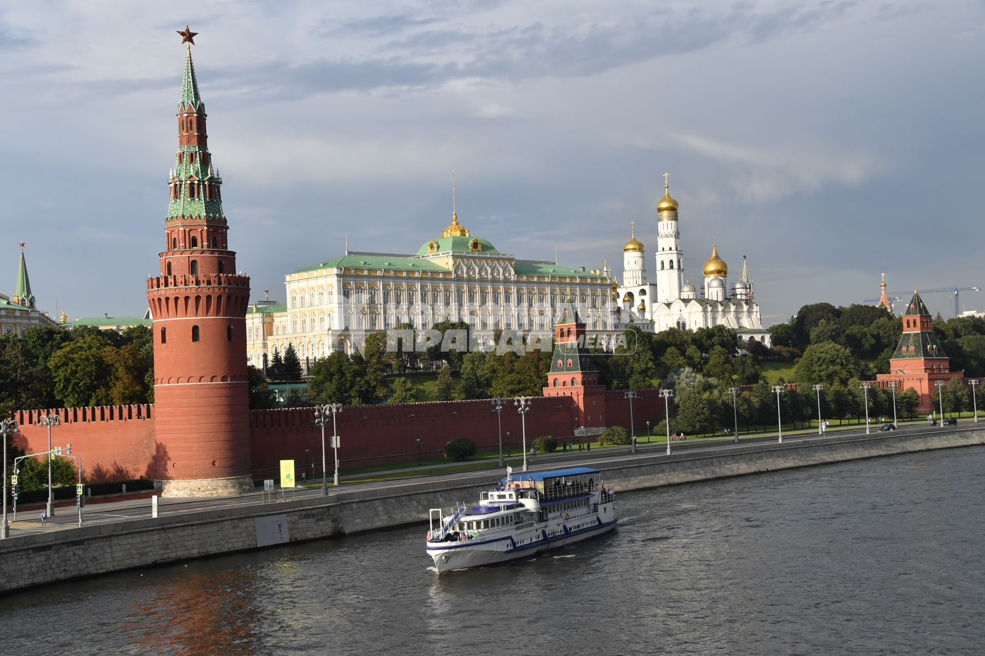 Москва. Прогулочный теплоход  у Кремлевской набережной.