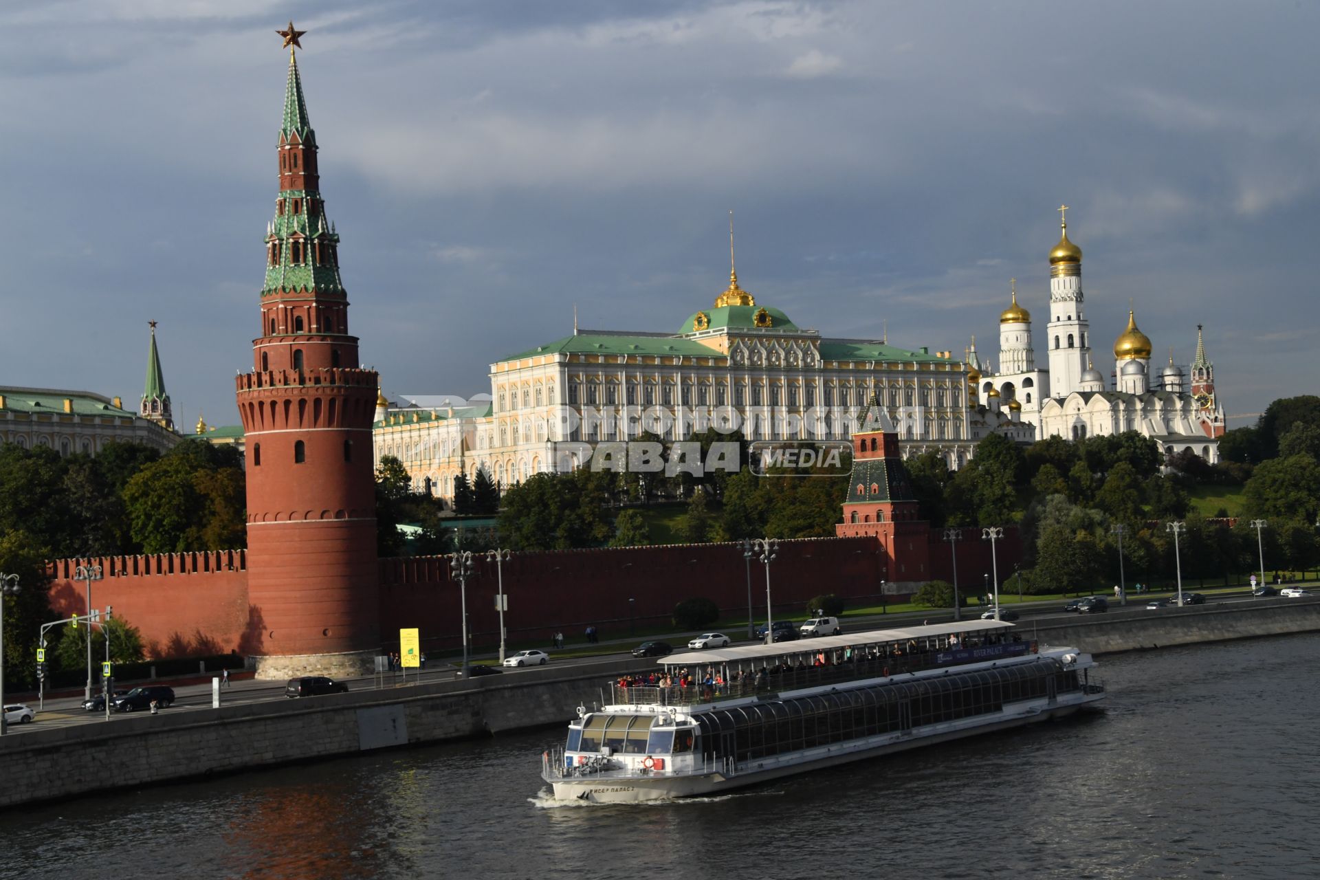 Москва. Прогулочный теплоход  у Кремлевской набережной.