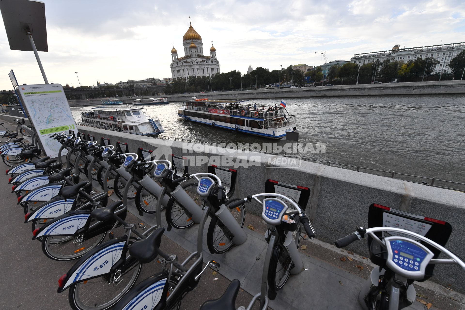 Москва. Прокат велосипедов на Берсеневской набережной.