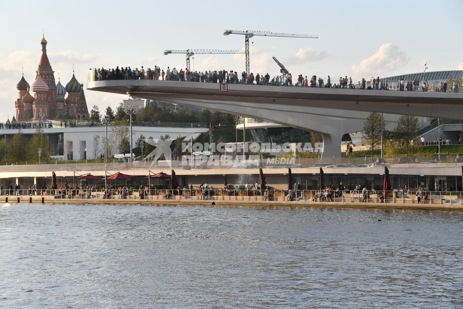 Москва. Вид на парк `Зарядье` и Москворецкую набережную.